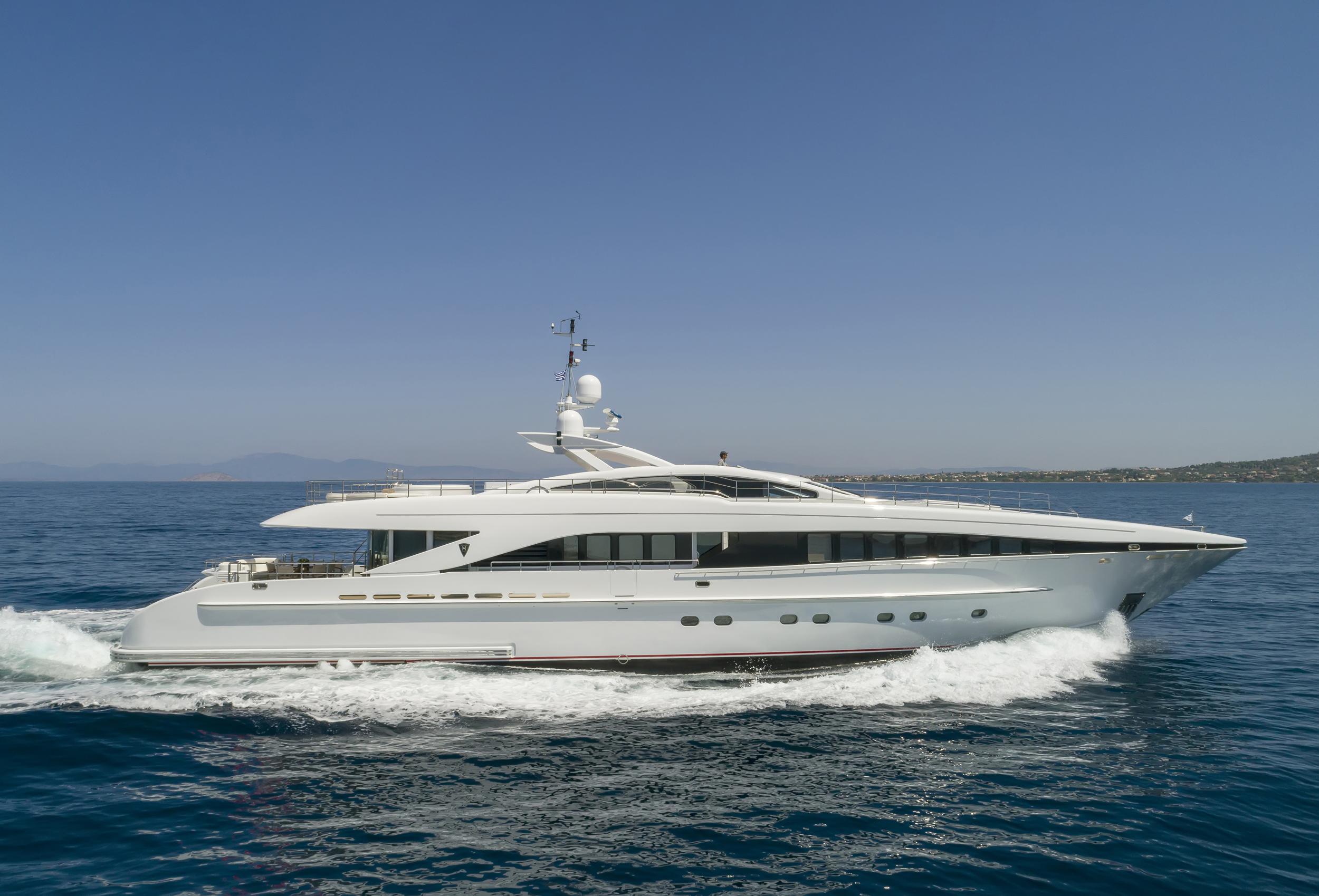 L'Équinox dining luxury yacht charter