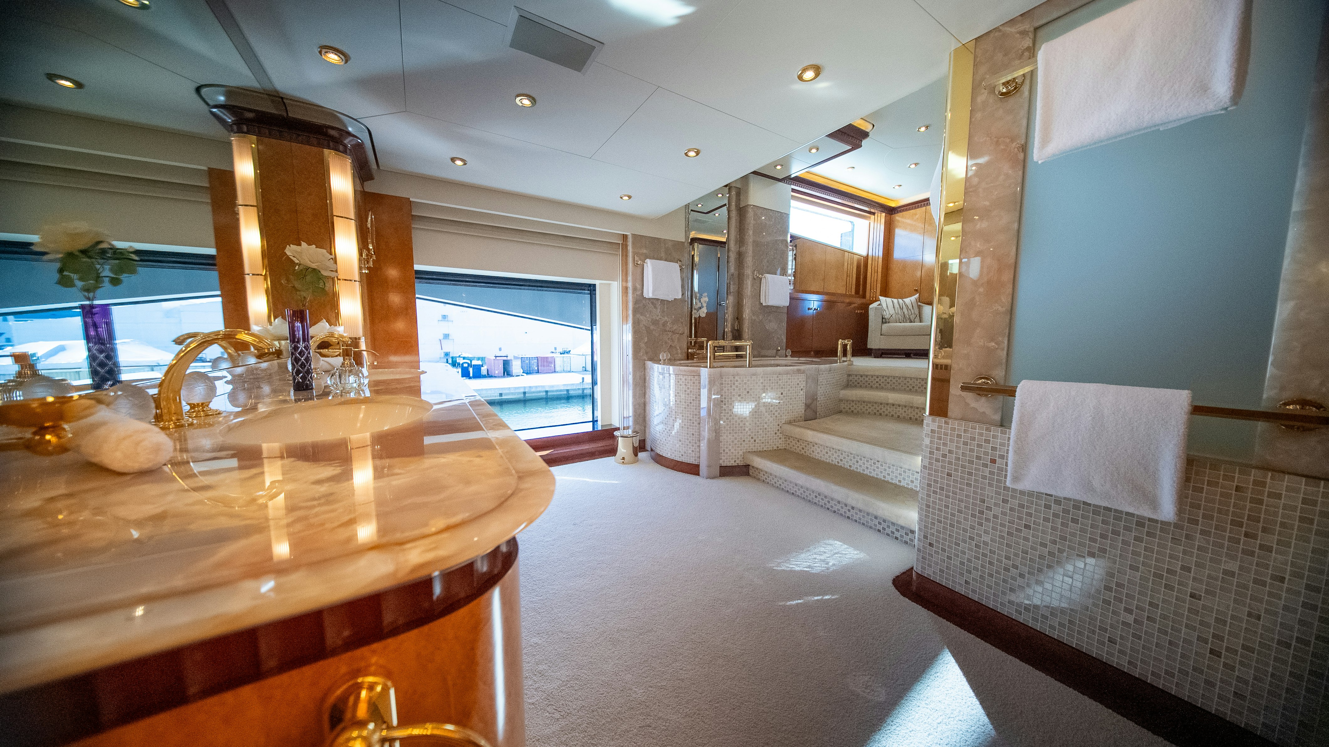 LUDZIE luxury yacht exterior