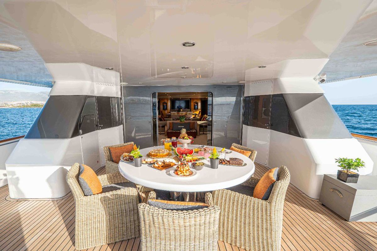 Liberdade deck and exterior