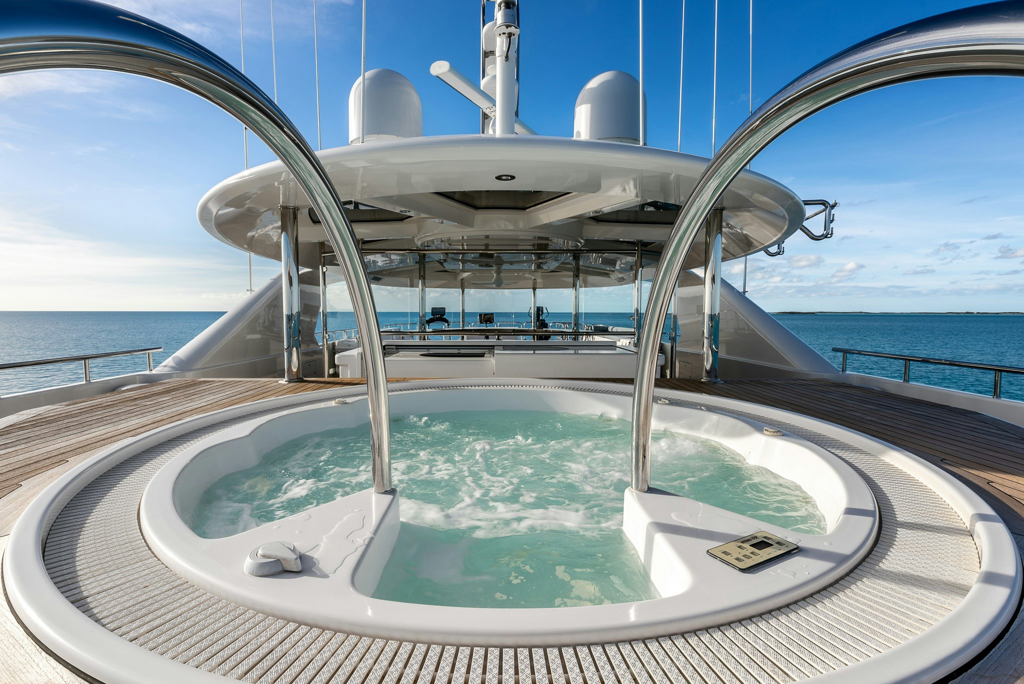 Valinor cruising the Italian coast