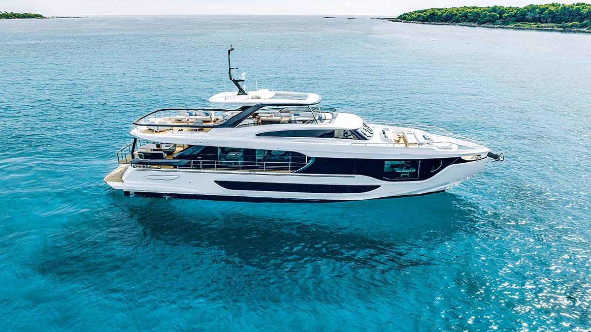 Azimut Grande 26MT interior luxury cabin