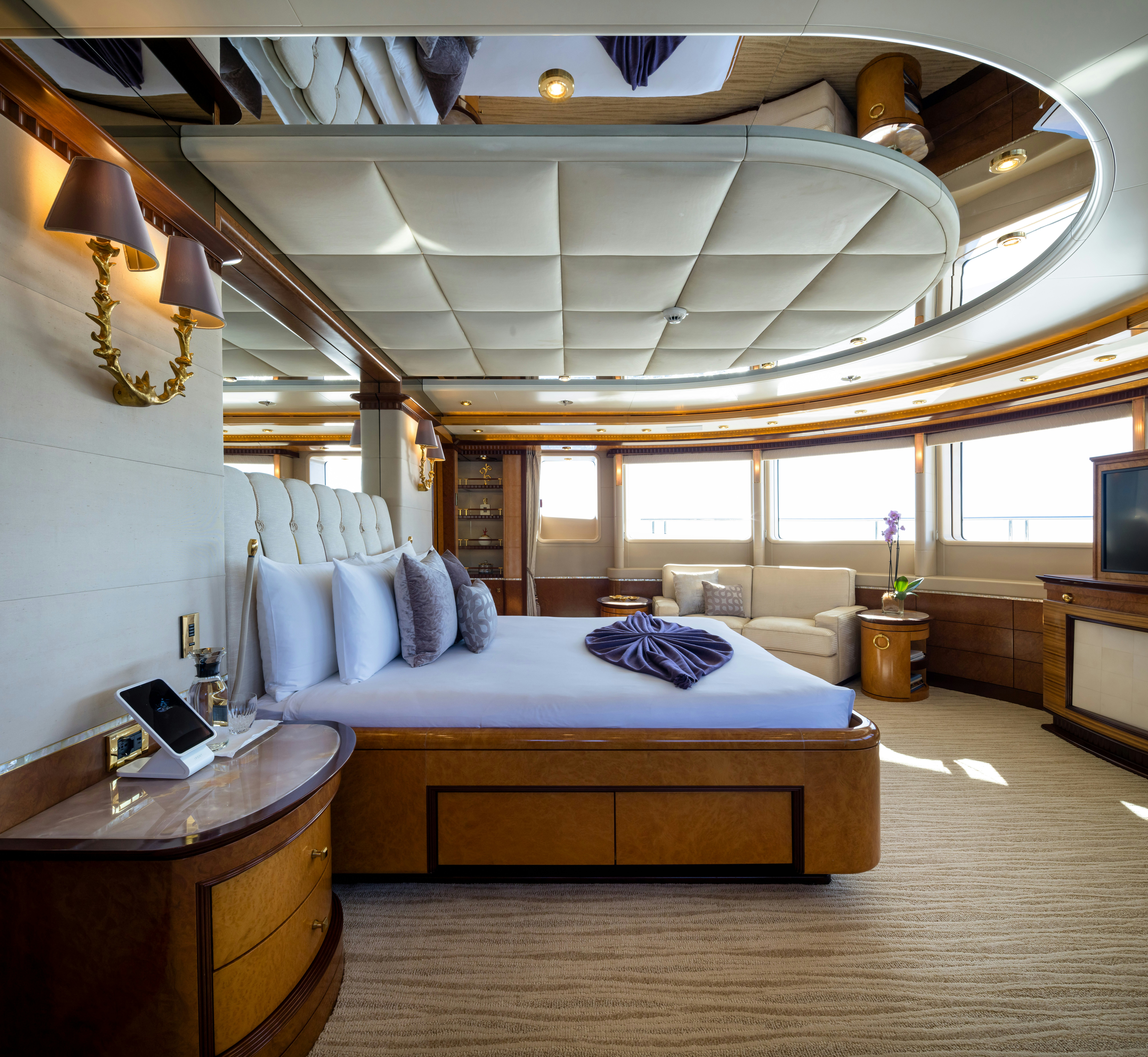 Ludzie luxury yacht exterior