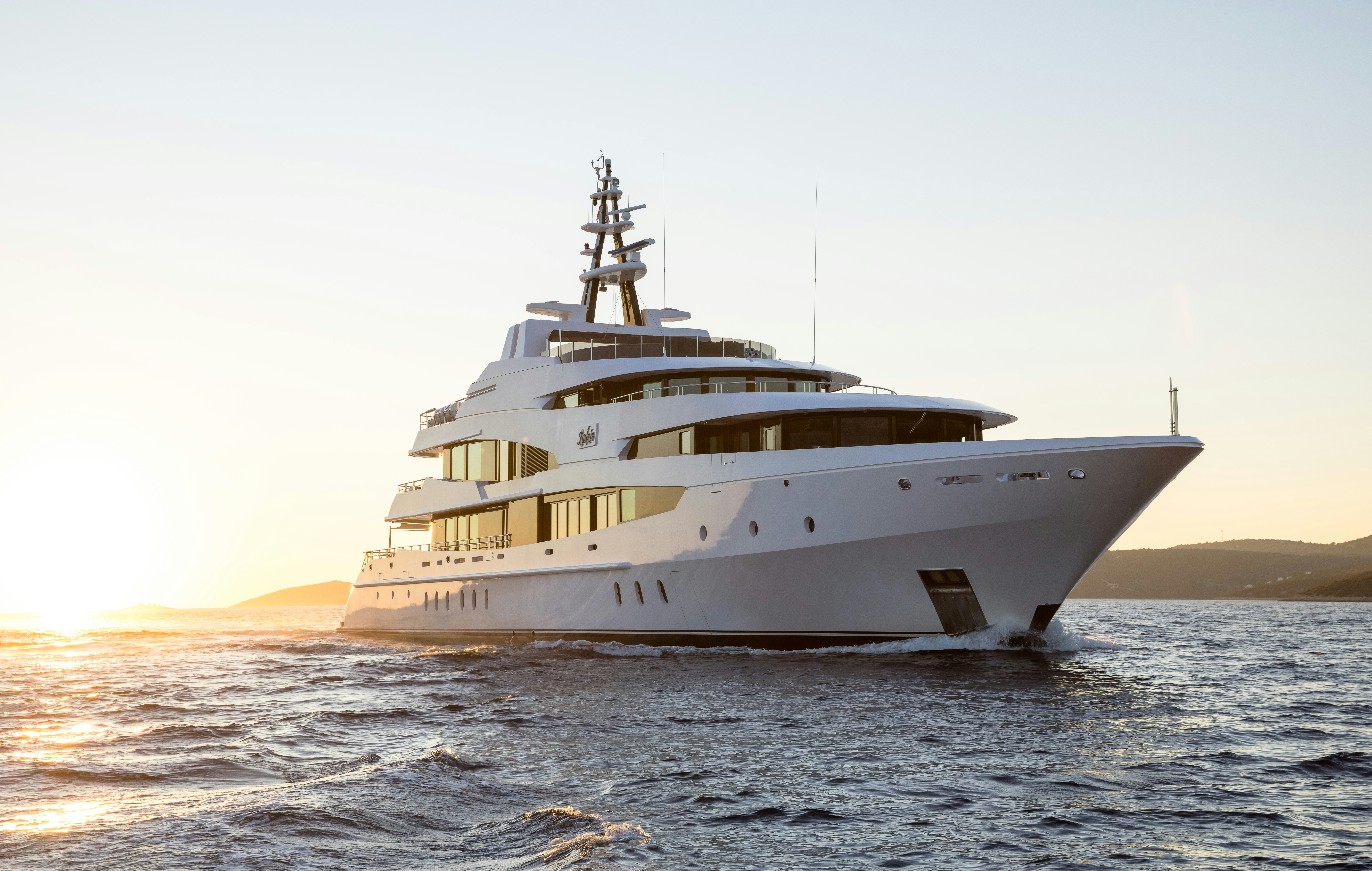 Ludzie on deck luxury charter