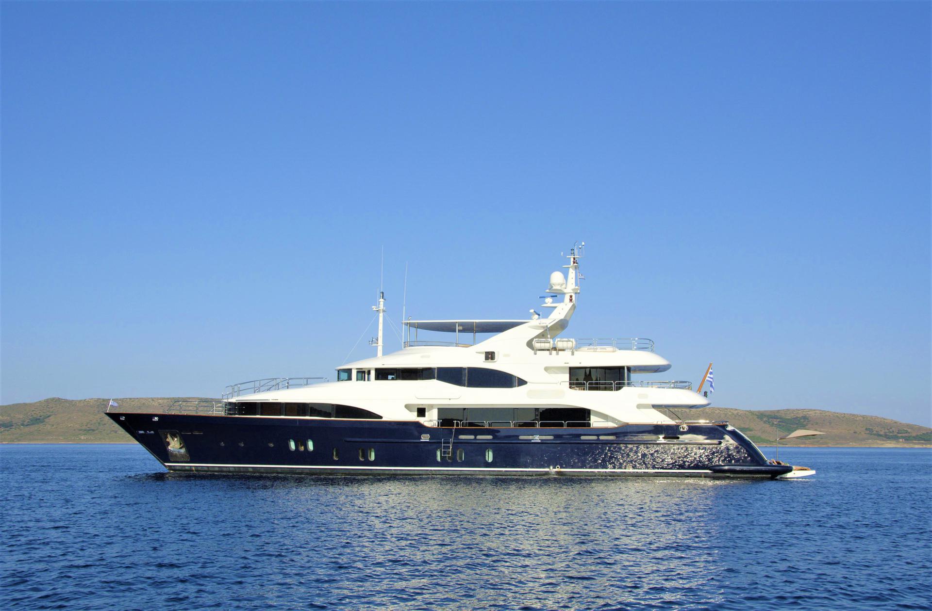 Grande Amore luxury yacht exterior side view