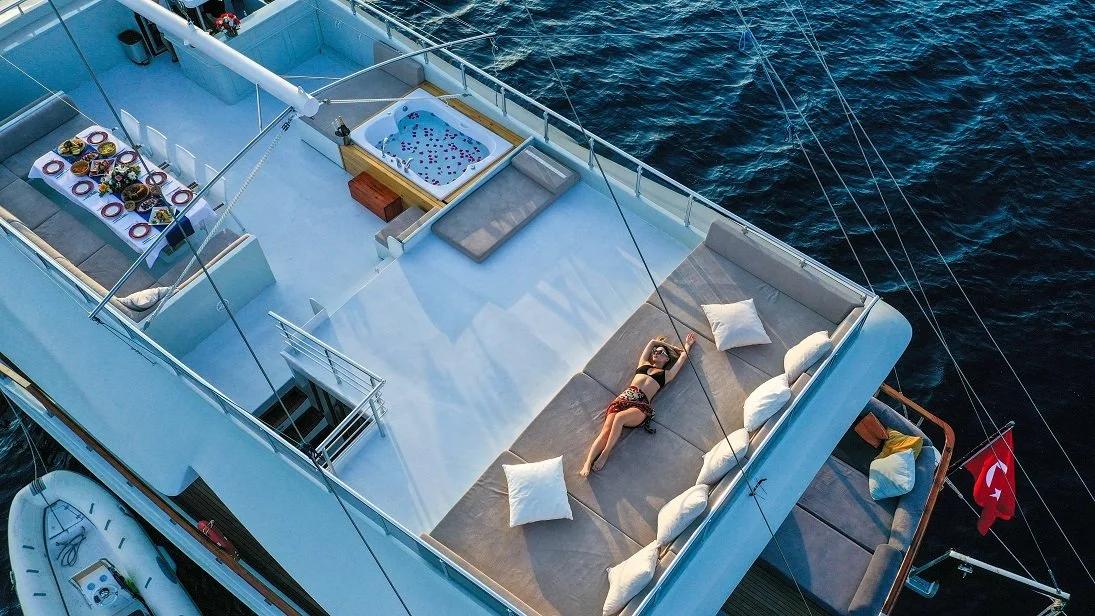 Freedom gulet amenities lifestyle dining in Türkiye