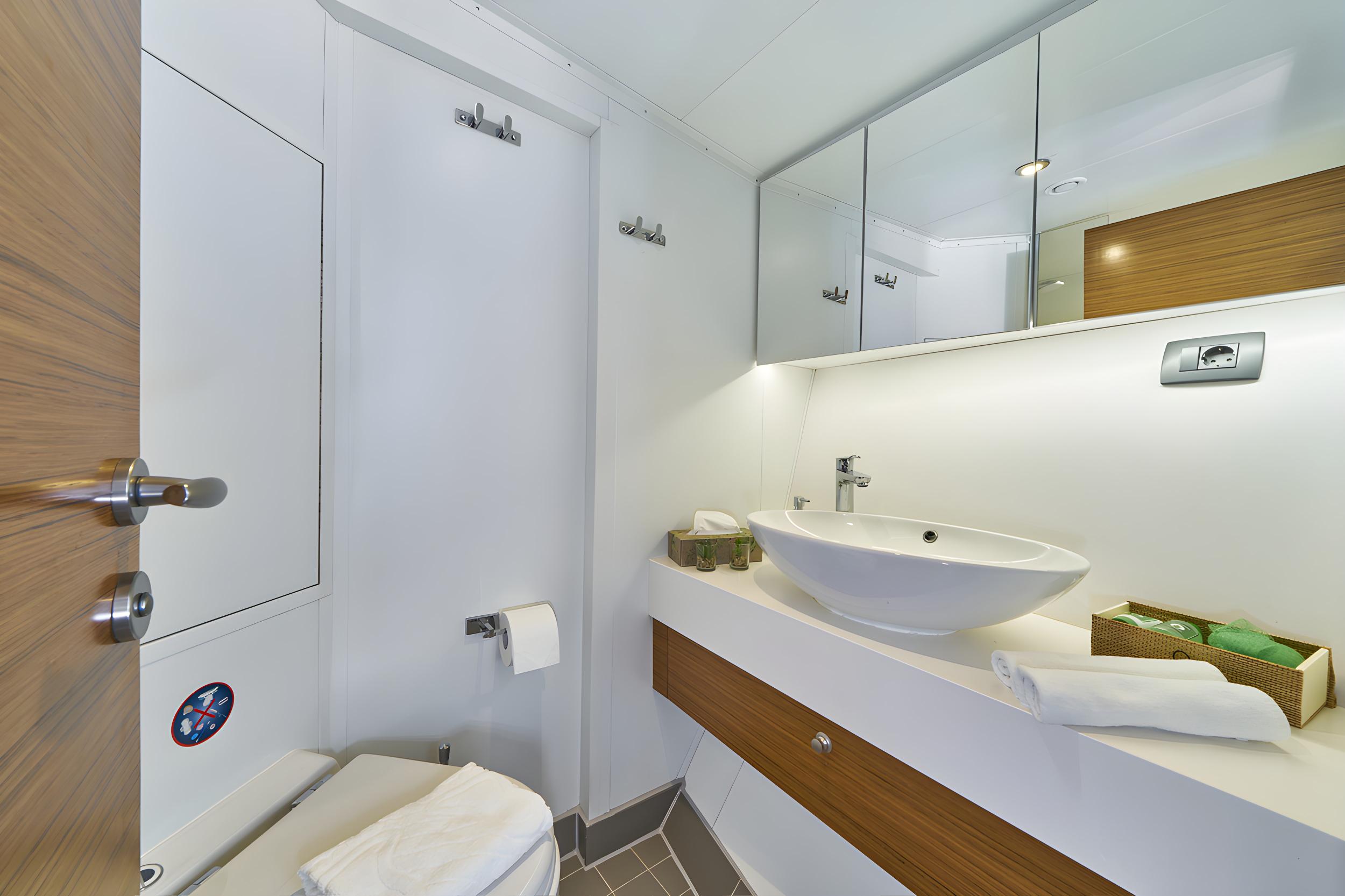 Green Ray gulet accommodation interior cabin in Croatia
