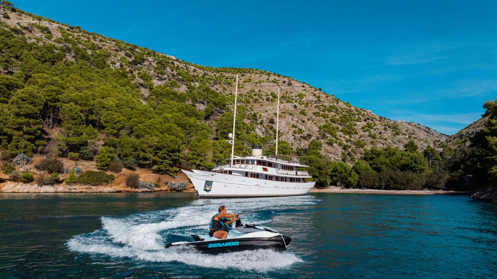 Bellezza gulet amenities lifestyle dining in Croatia