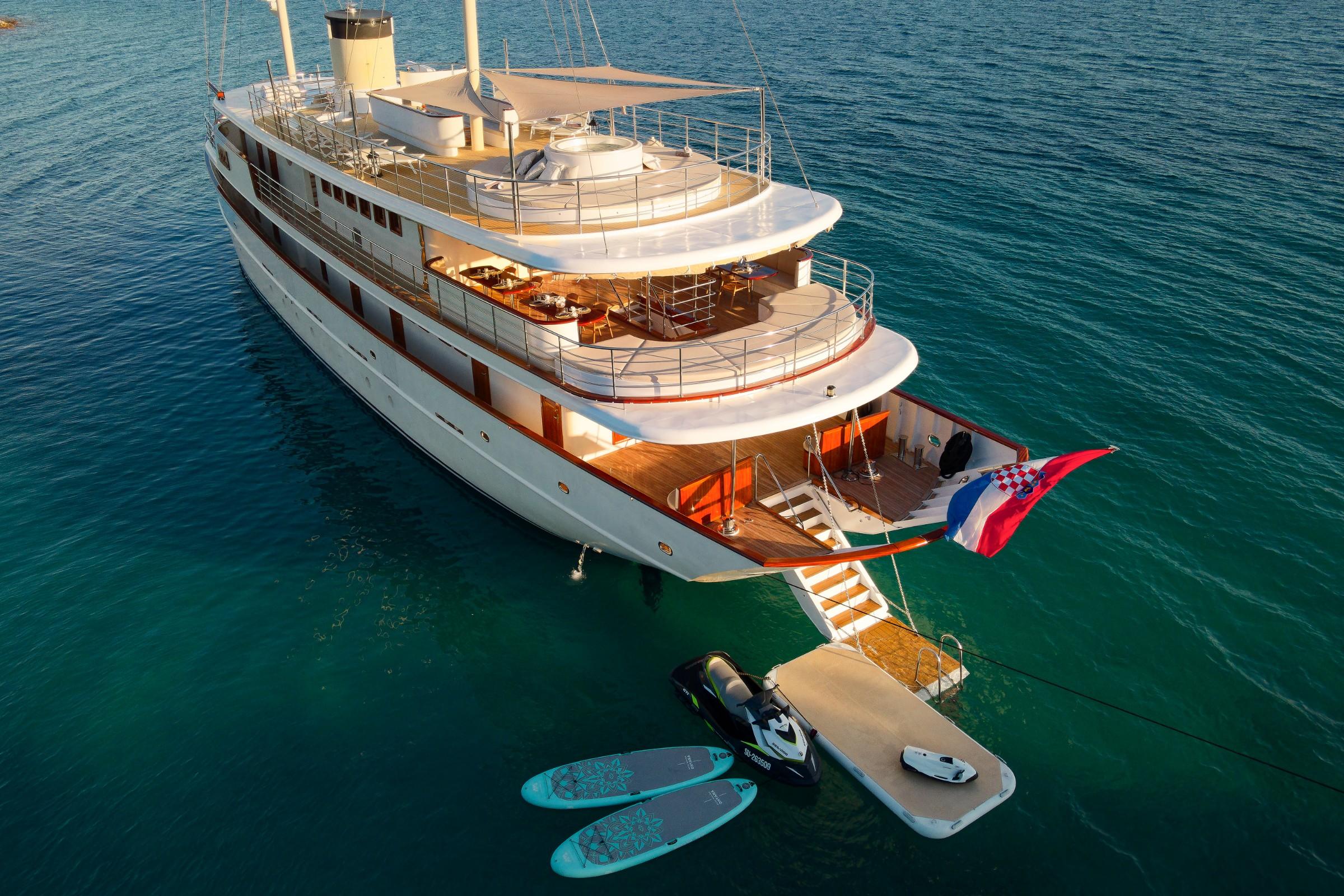 Bellezza gulet amenities lifestyle dining in Croatia