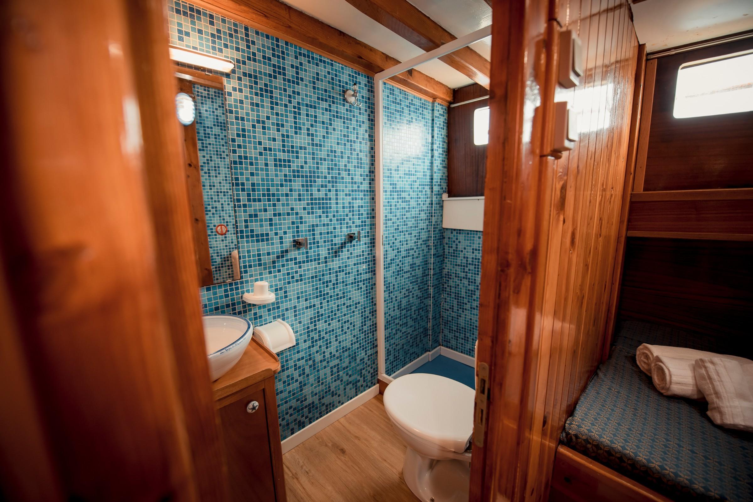 Kaptan Yilmaz II gulet accommodation interior cabin in Italy