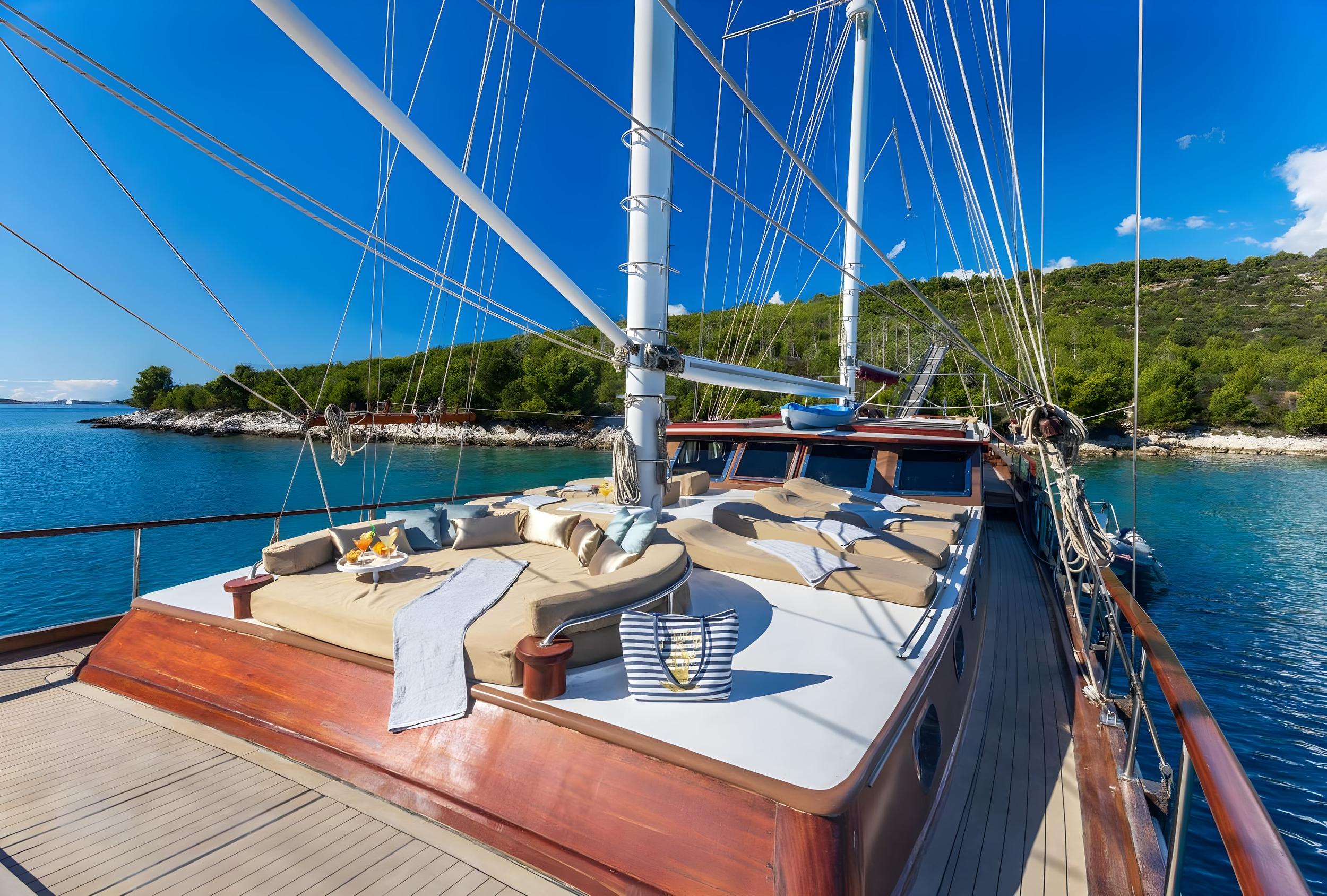Nostra Vita gulet amenities exterior deck in Croatia