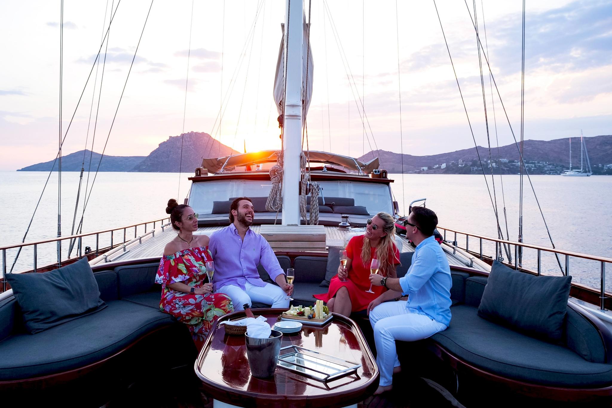 Cobra King gulet amenities lifestyle dining in Türkiye