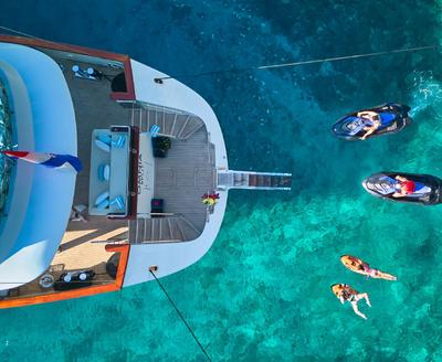 Omnia gulet amenities lifestyle dining in Croatia