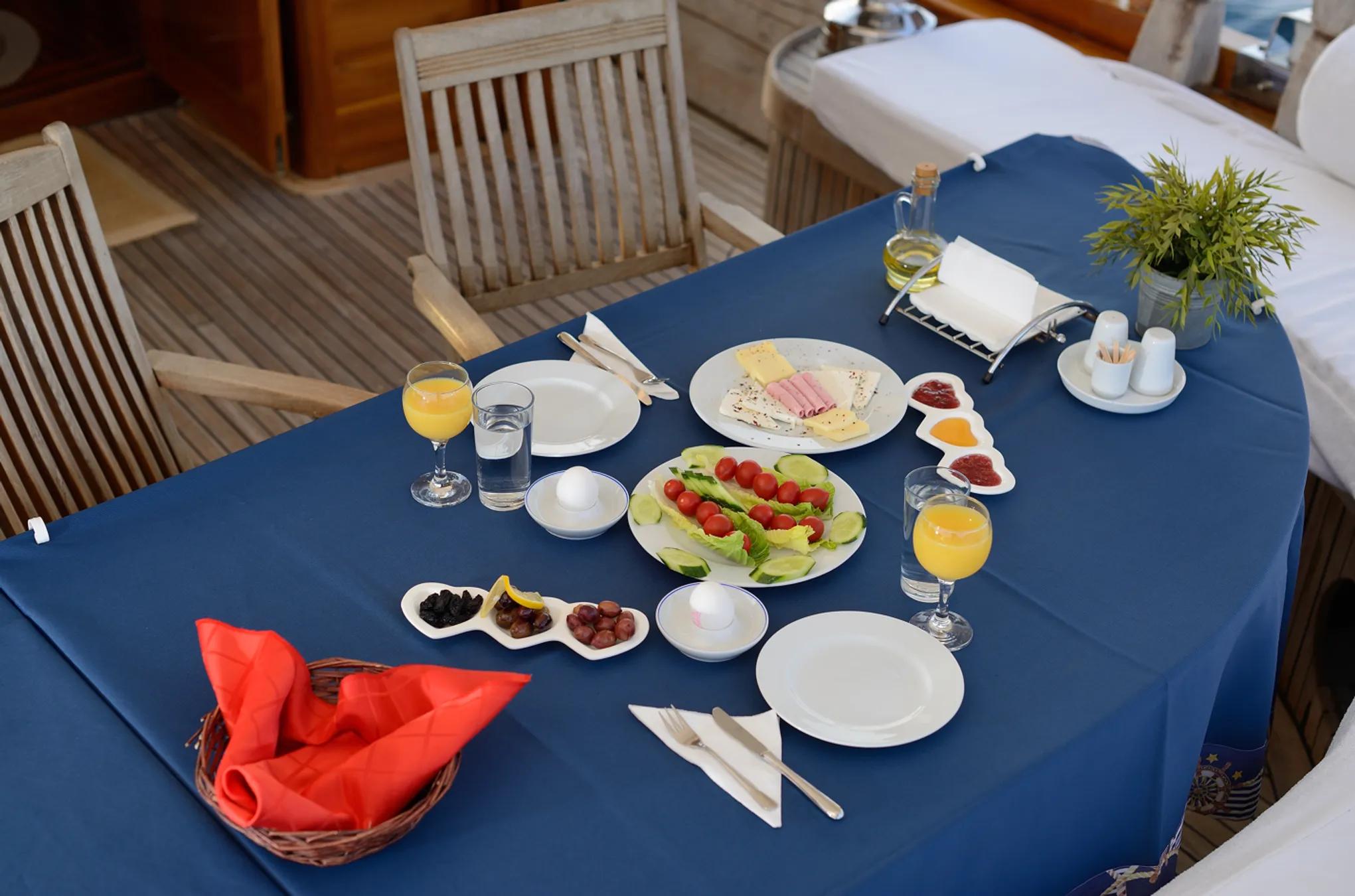 Xenos 2 gulet amenities lifestyle dining in Türkiye
