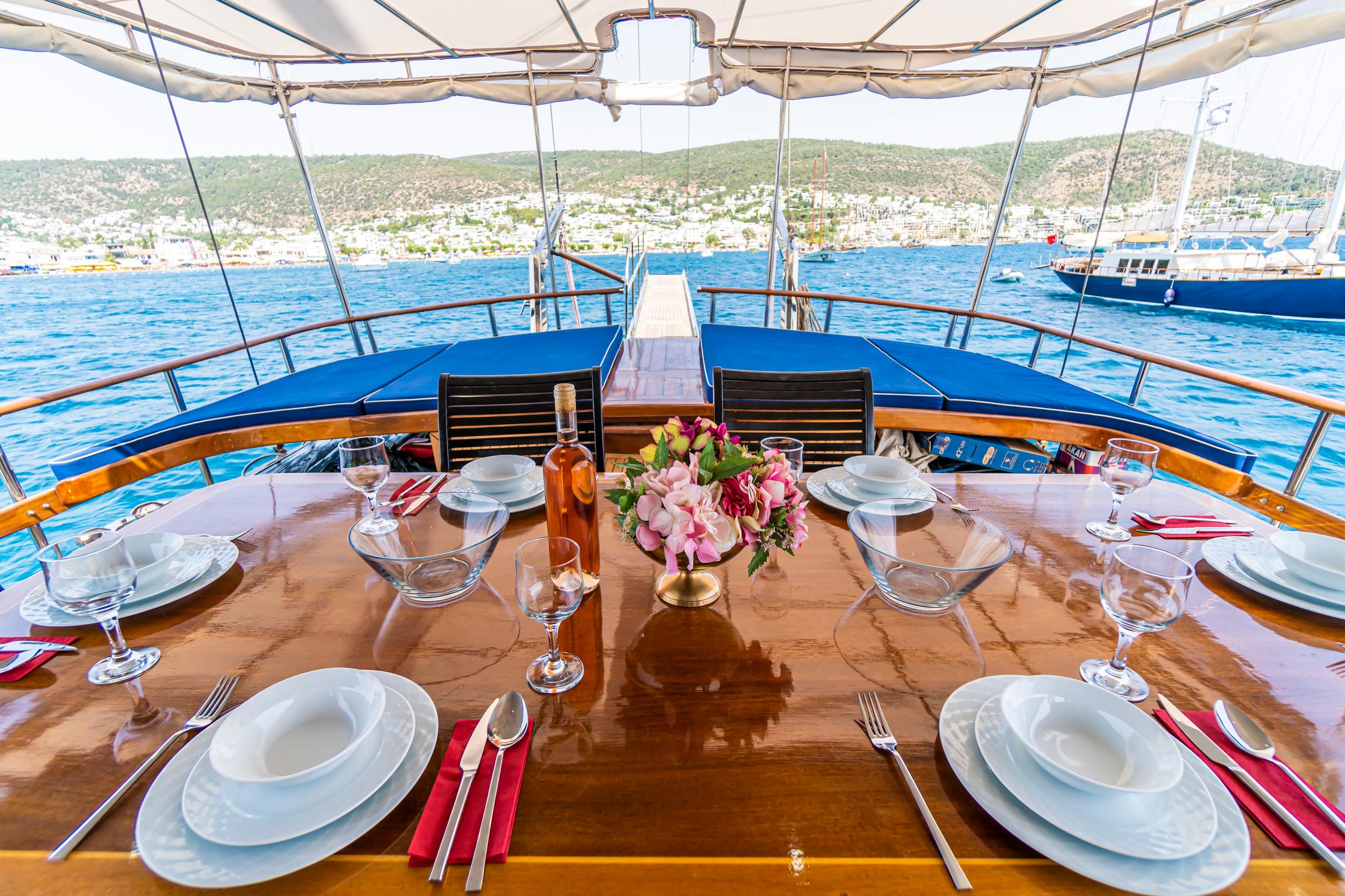 Carpe Diem XI gulet amenities lifestyle dining in Türkiye