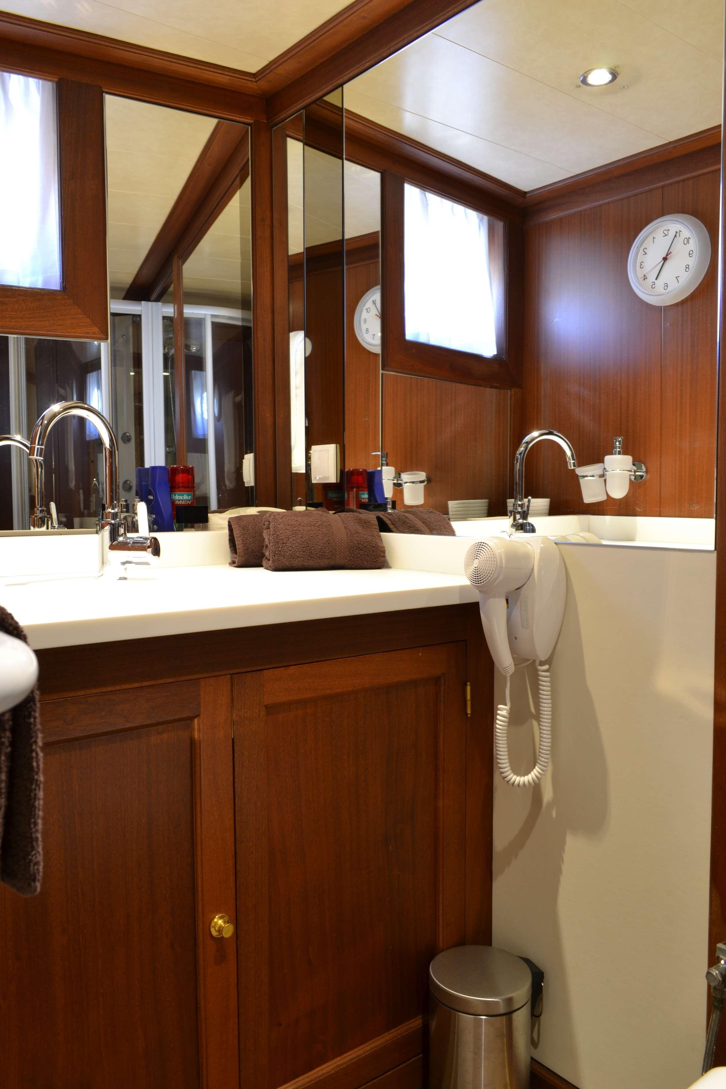 Dvi Marije gulet accommodation interior cabin in Italy
