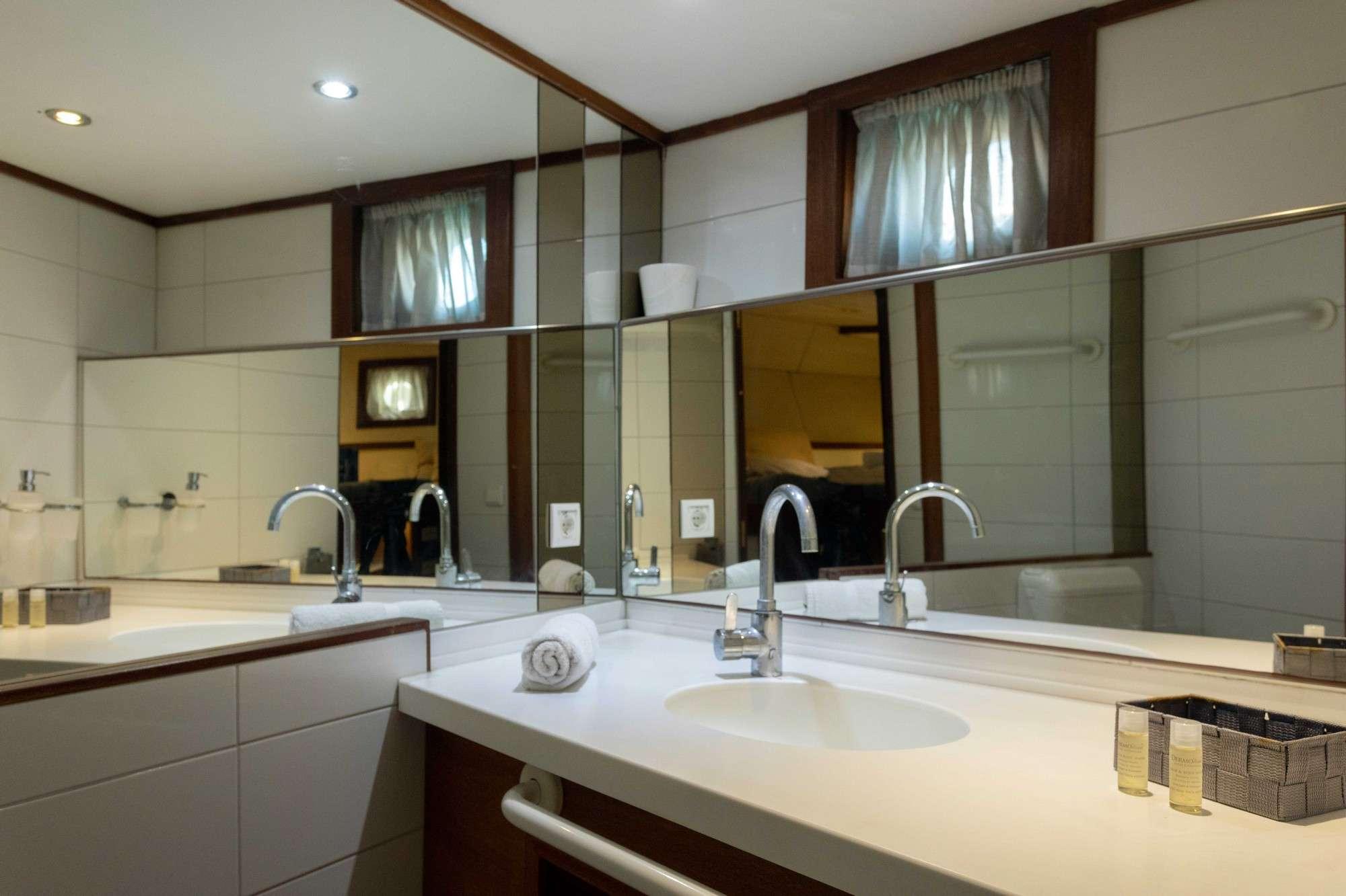 Dvi Marije gulet accommodation interior cabin in Italy