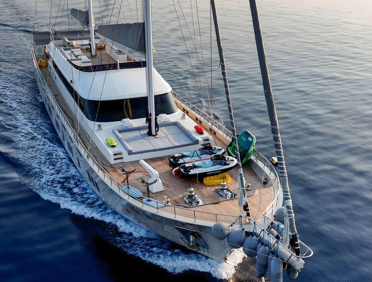 De Love — life on board
