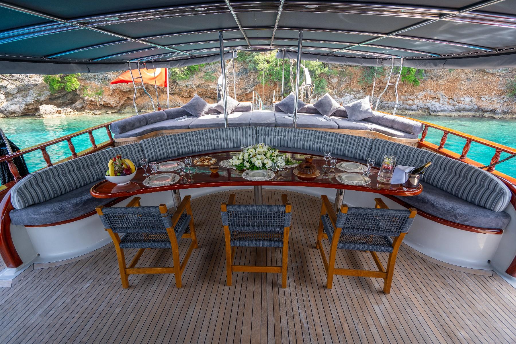 Berrak Su gulet amenities lifestyle dining in Türkiye