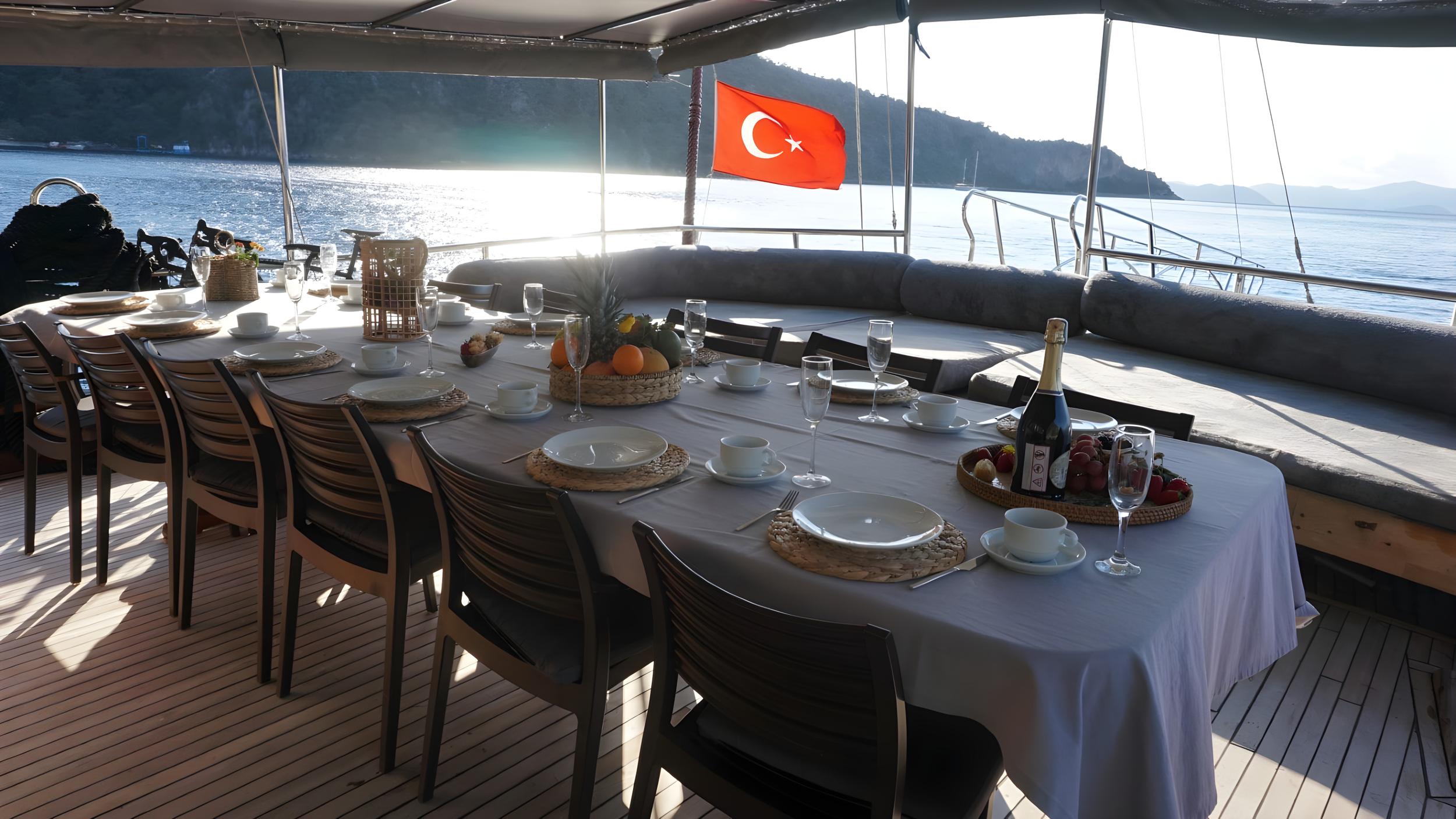 Aria gulet amenities lifestyle dining in Türkiye