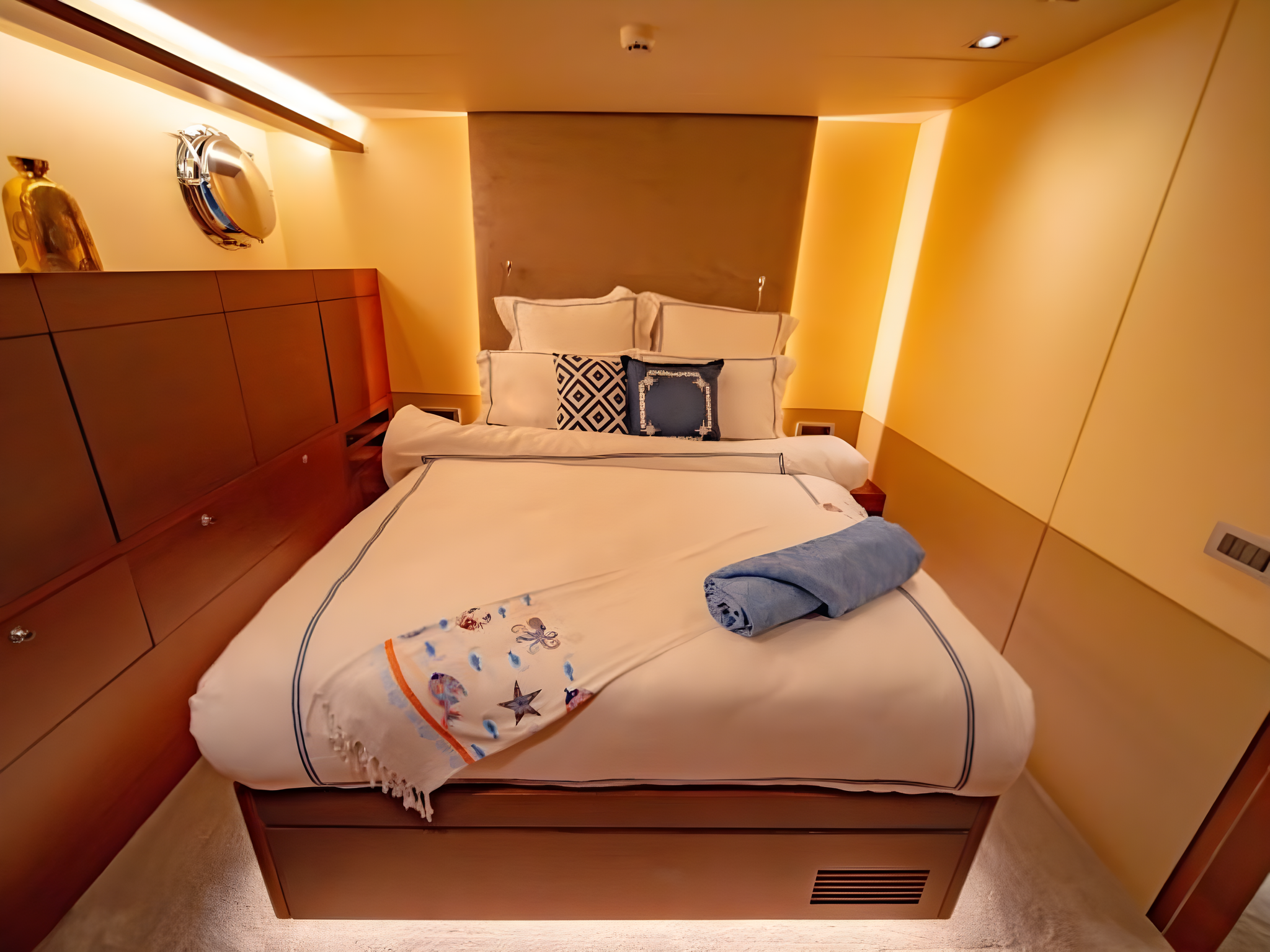 Double Eagle gulet accommodation interior cabin in Türkiye