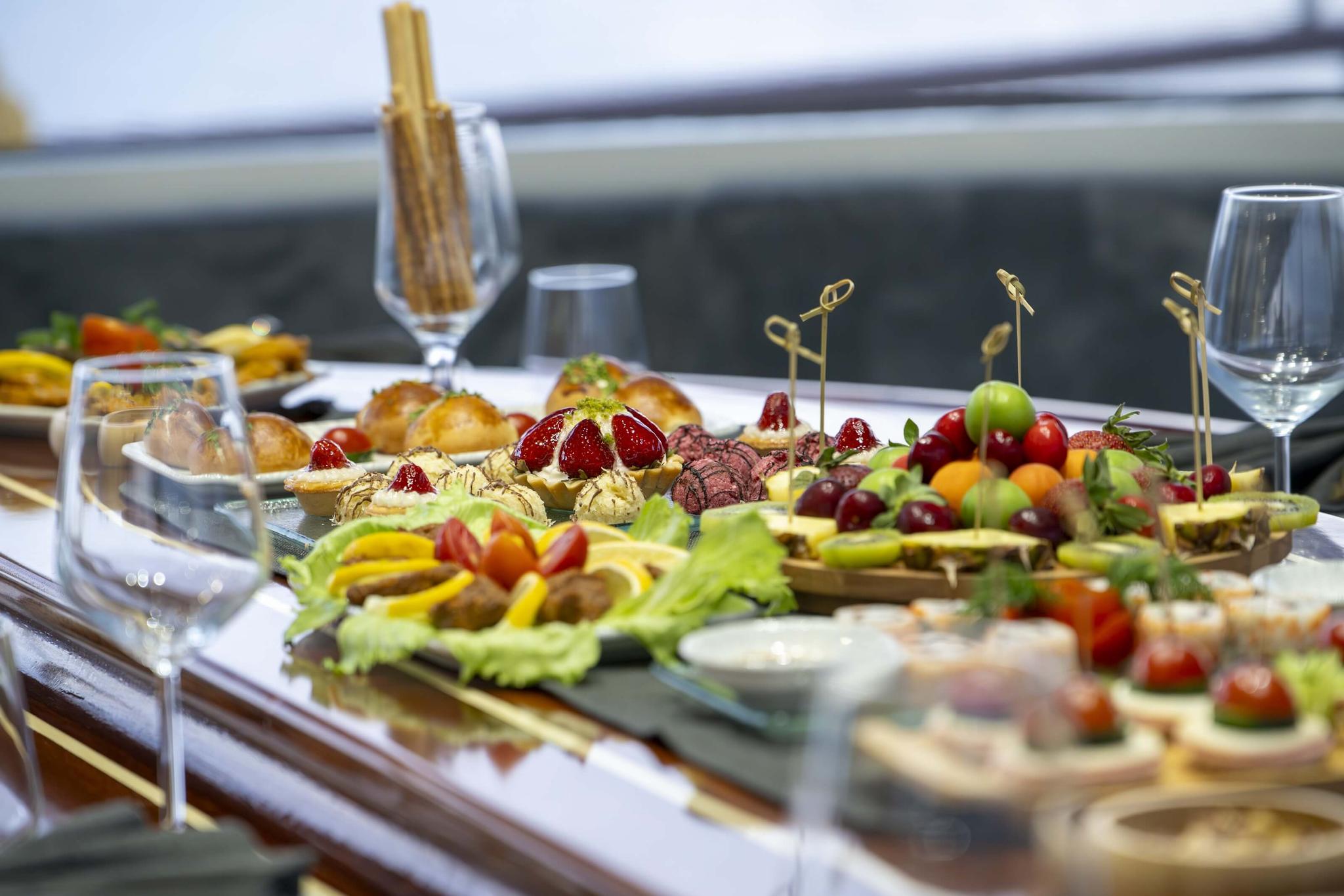 Kaan Ayaz gulet amenities lifestyle dining in Türkiye