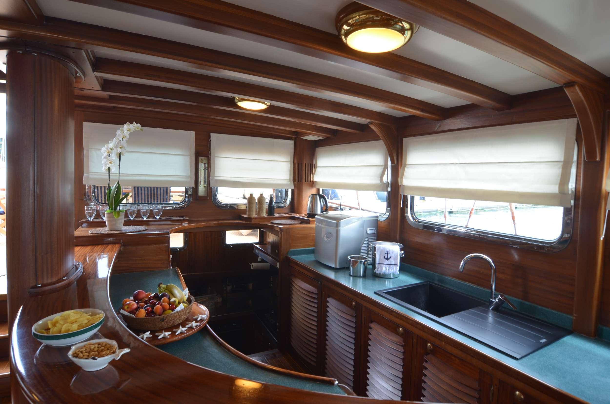 Mar & Mar gulet amenities exterior deck in Italy