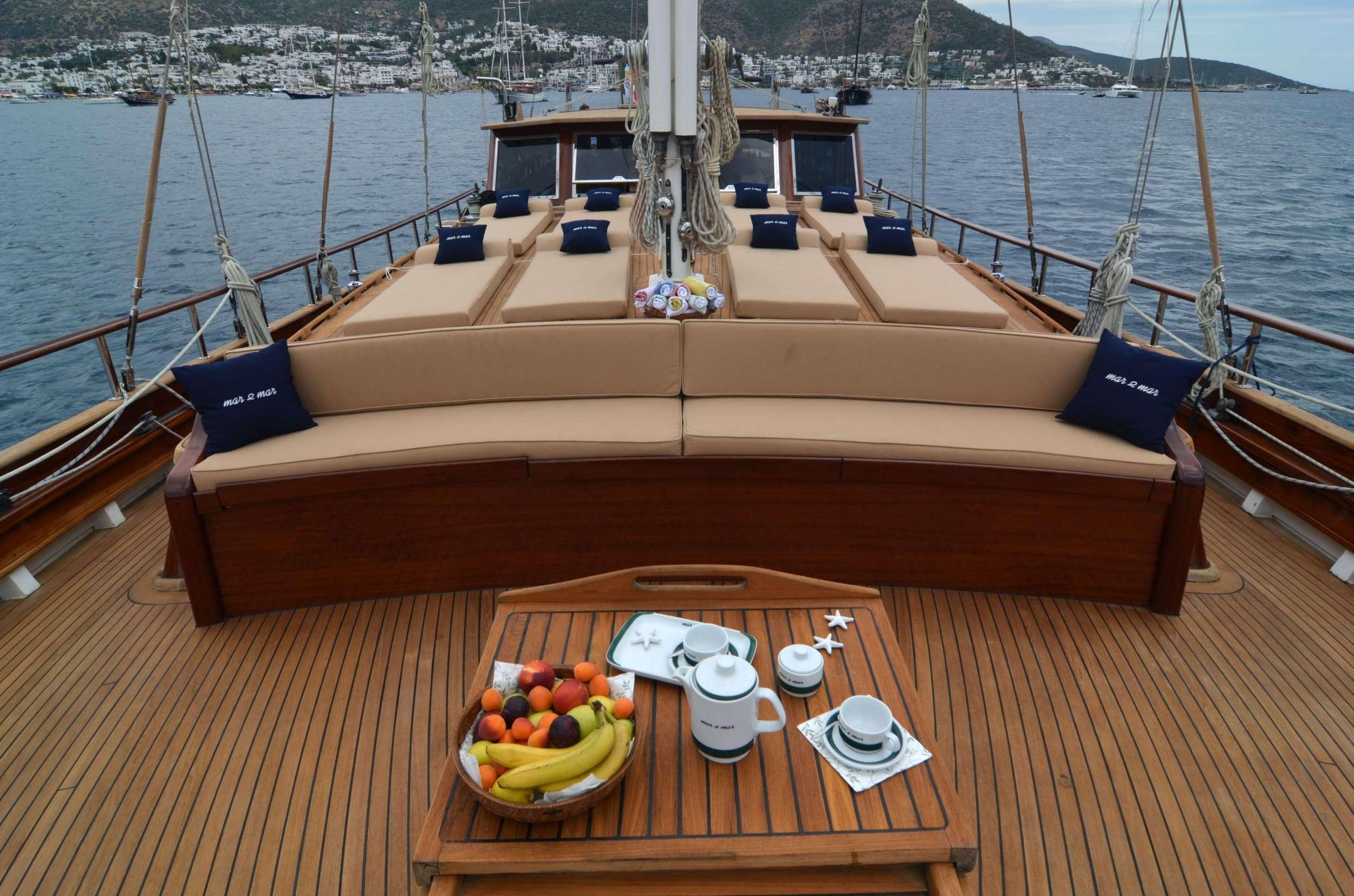 Mar & Mar gulet amenities lifestyle dining in Italy