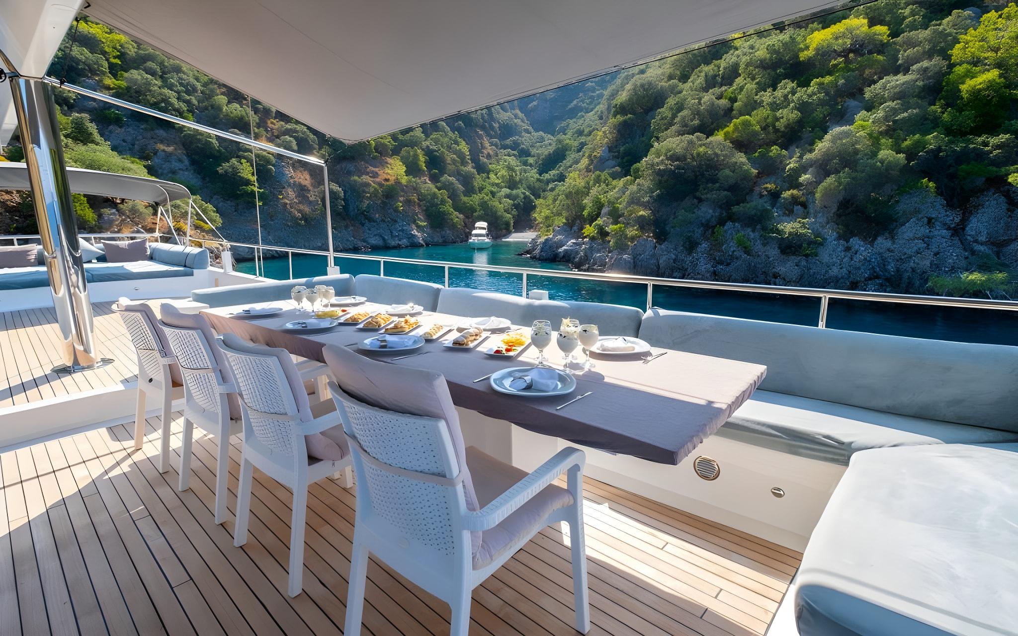 Esma Sultan gulet amenities lifestyle dining in Türkiye