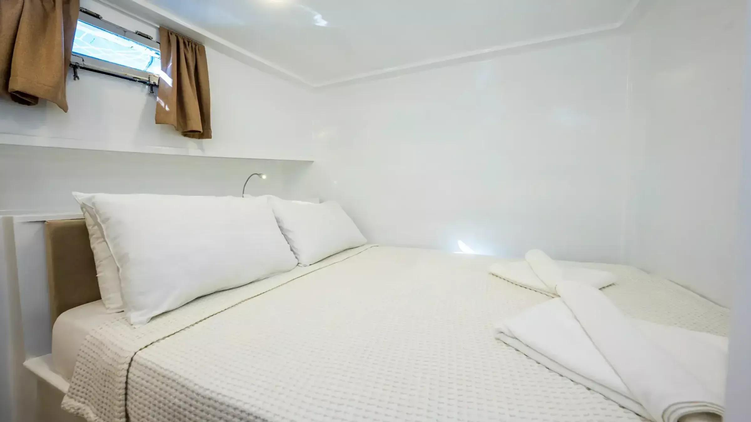 Holiday 5 gulet interior cabin in Türkiye