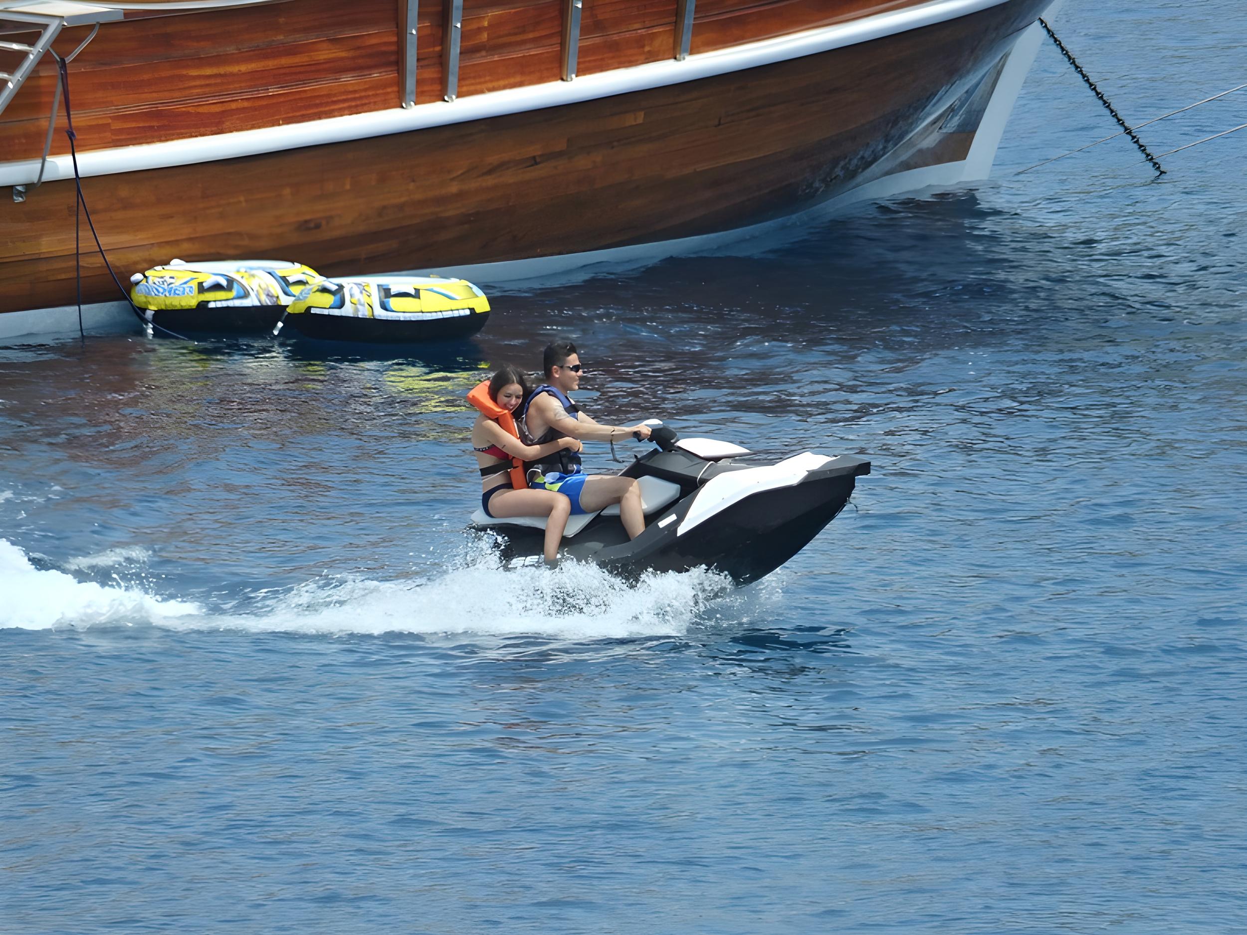 Kaptan Mehmet Bugra gulet amenities lifestyle dining in Türkiye