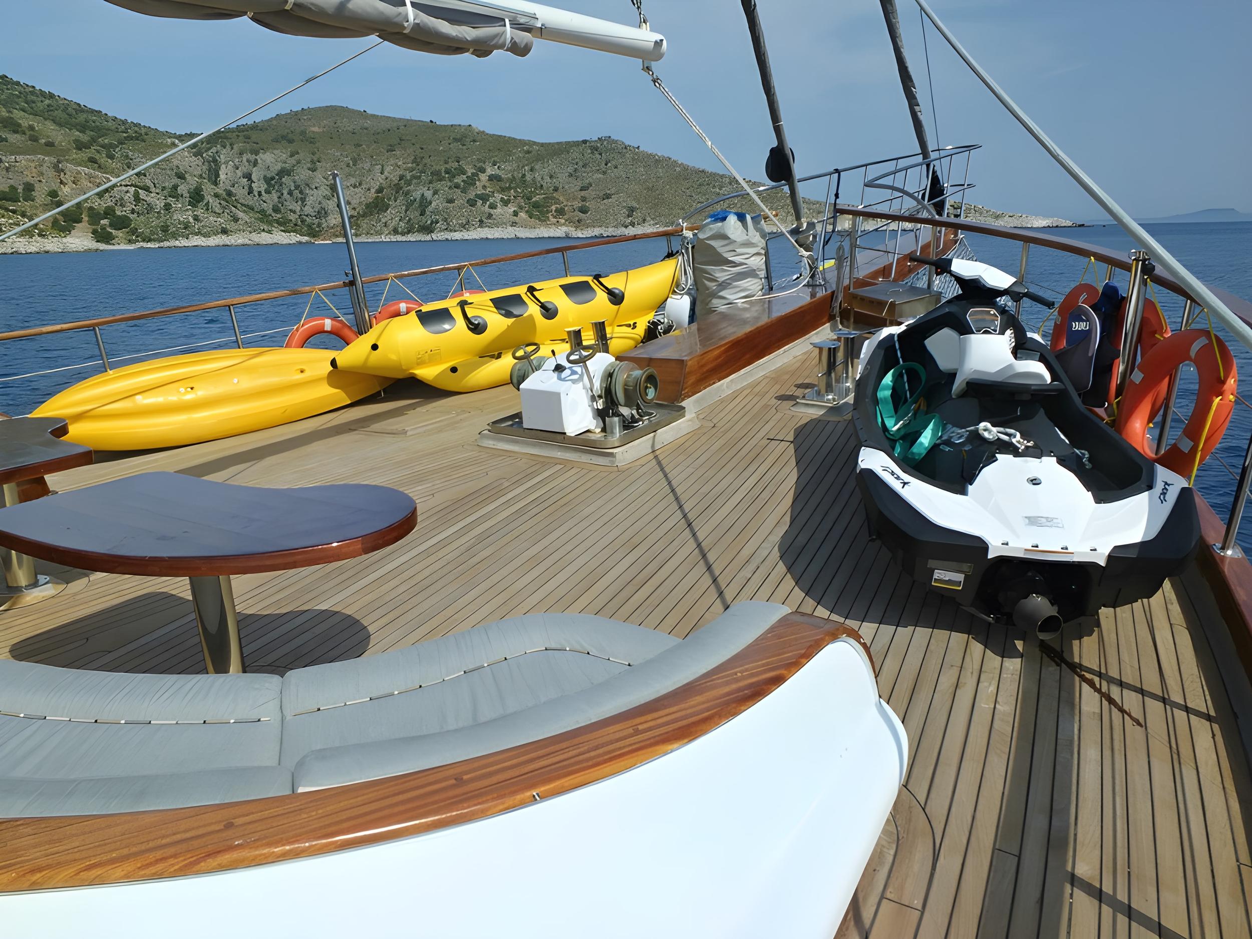 Kaptan Mehmet Bugra gulet amenities lifestyle dining in Türkiye