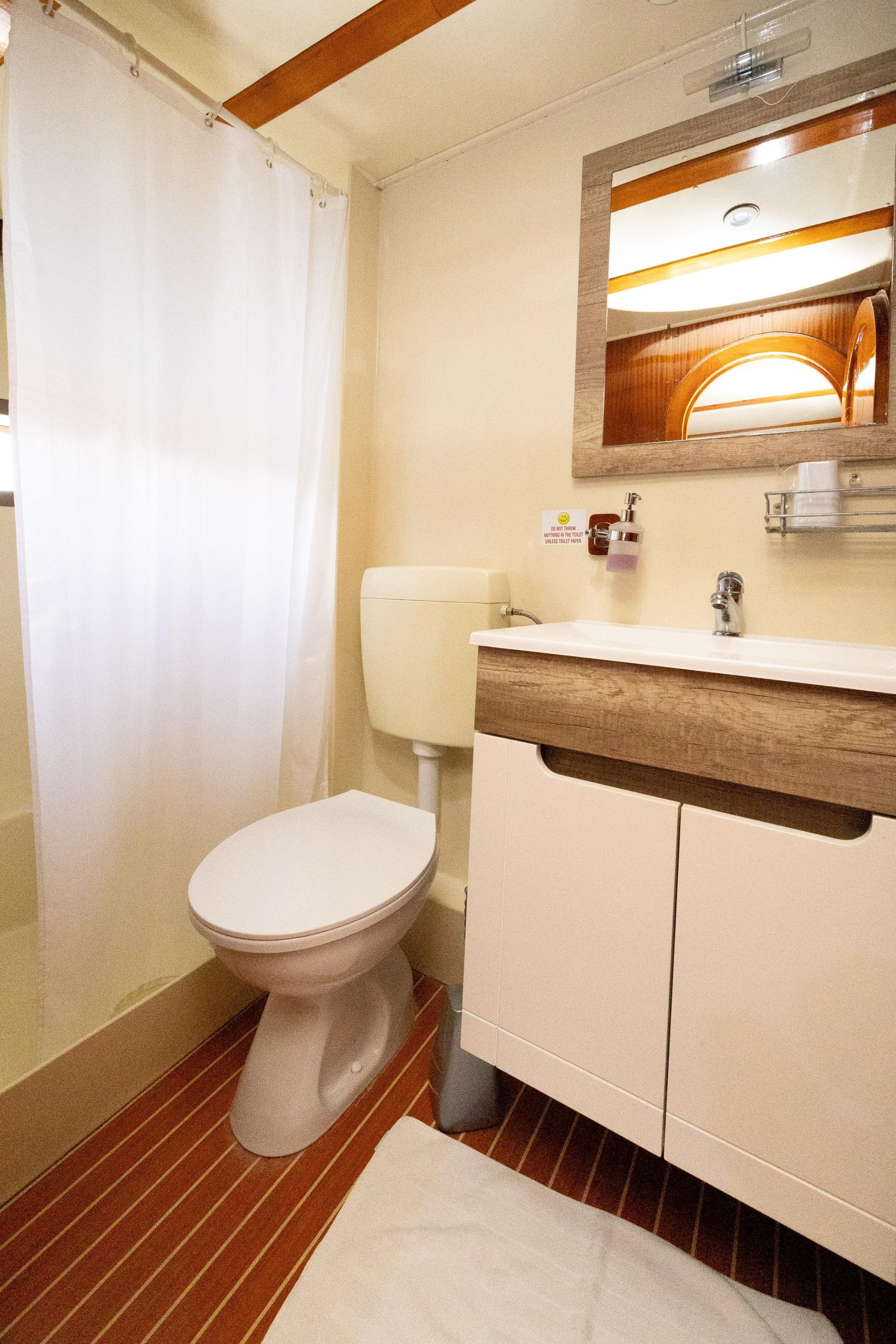 Gardelin gulet interior cabin in Croatia