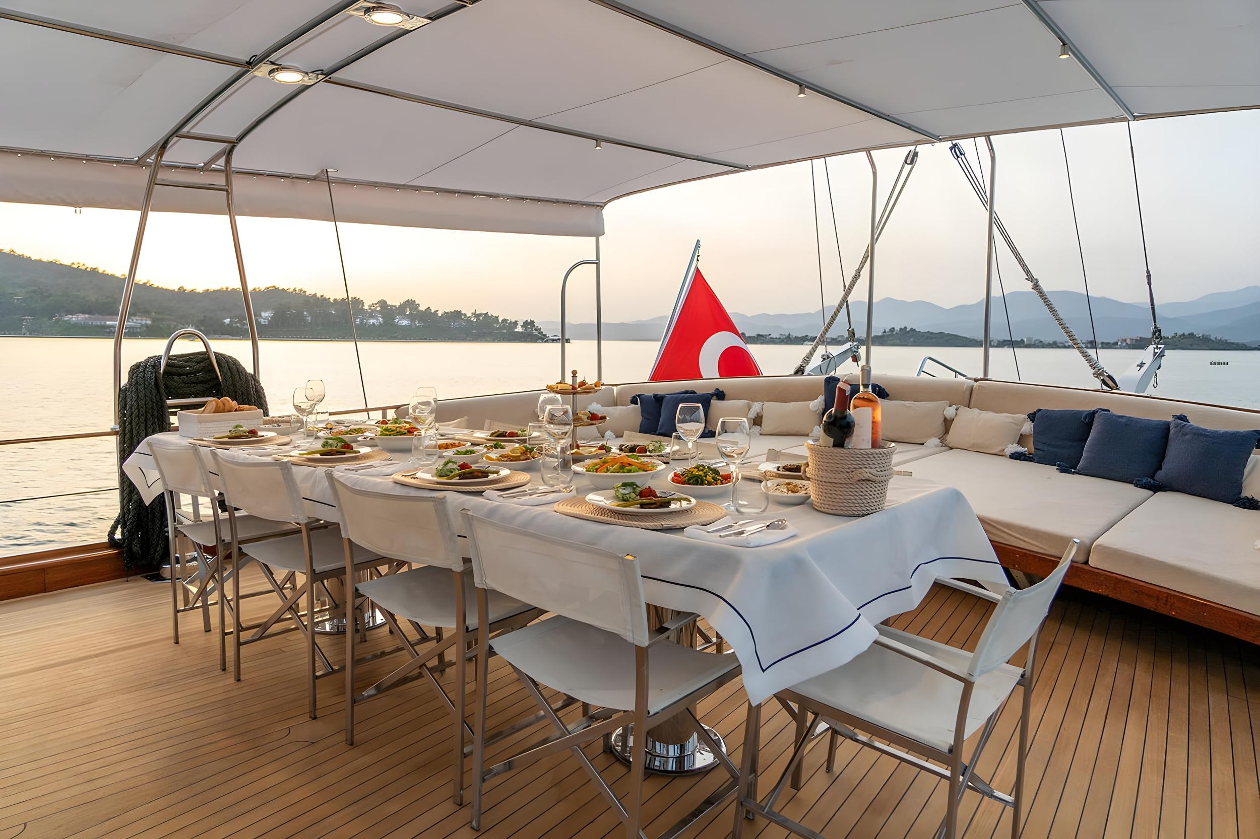 Happy Days gulet amenities lifestyle dining in Türkiye