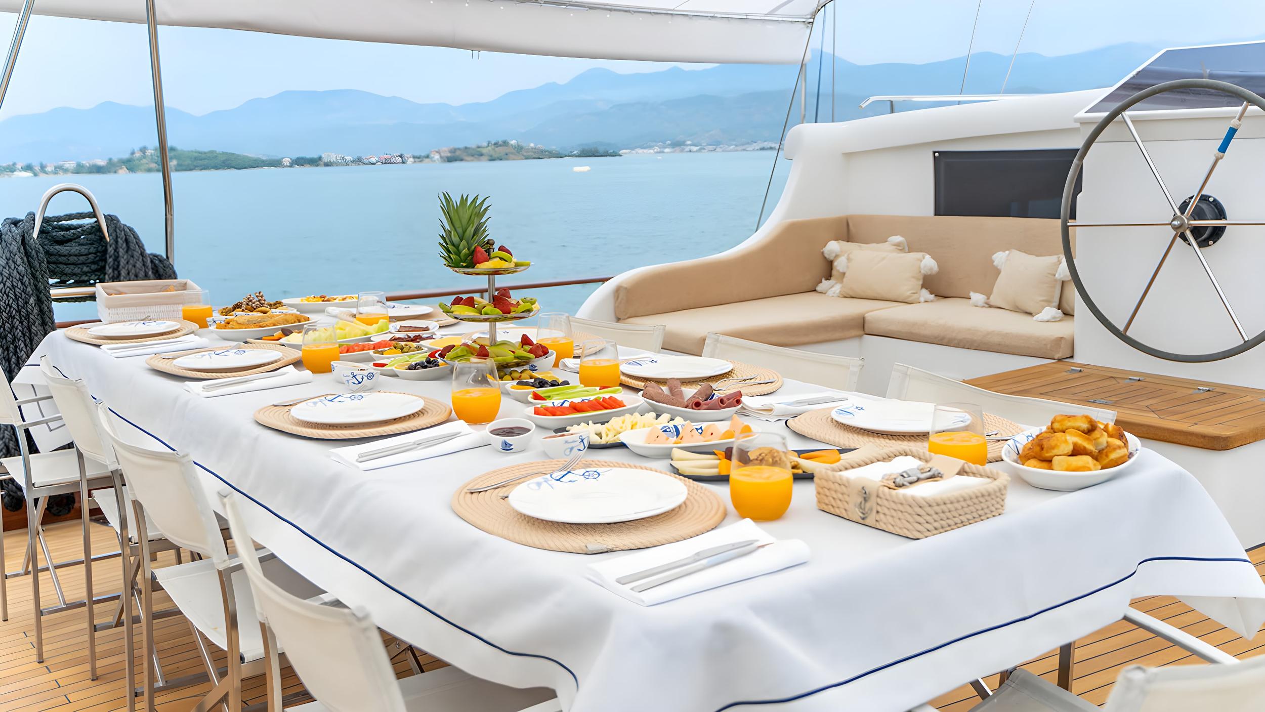 Happy Days gulet amenities lifestyle dining in Türkiye