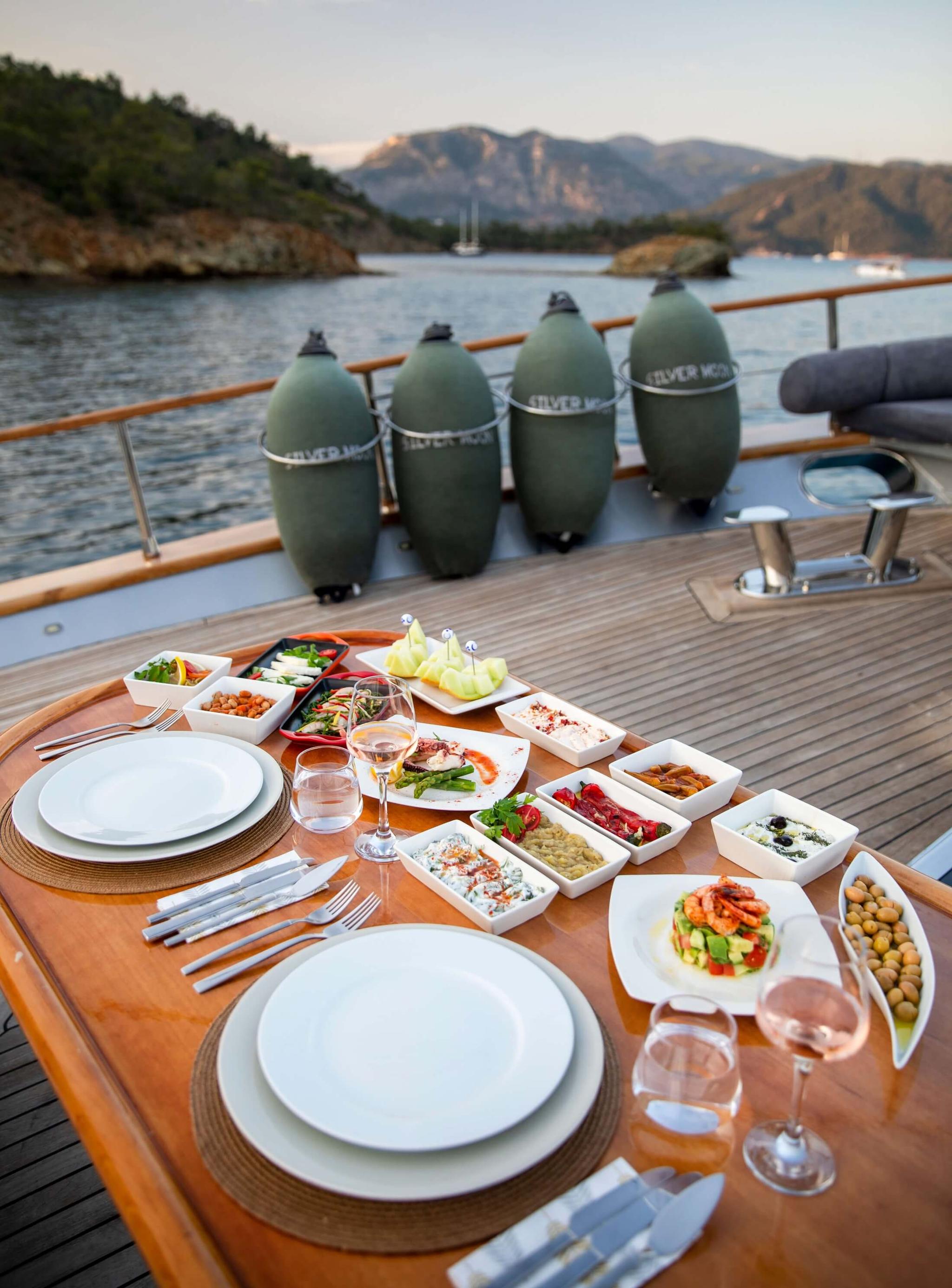 Silver Moon gulet amenities lifestyle dining in Türkiye