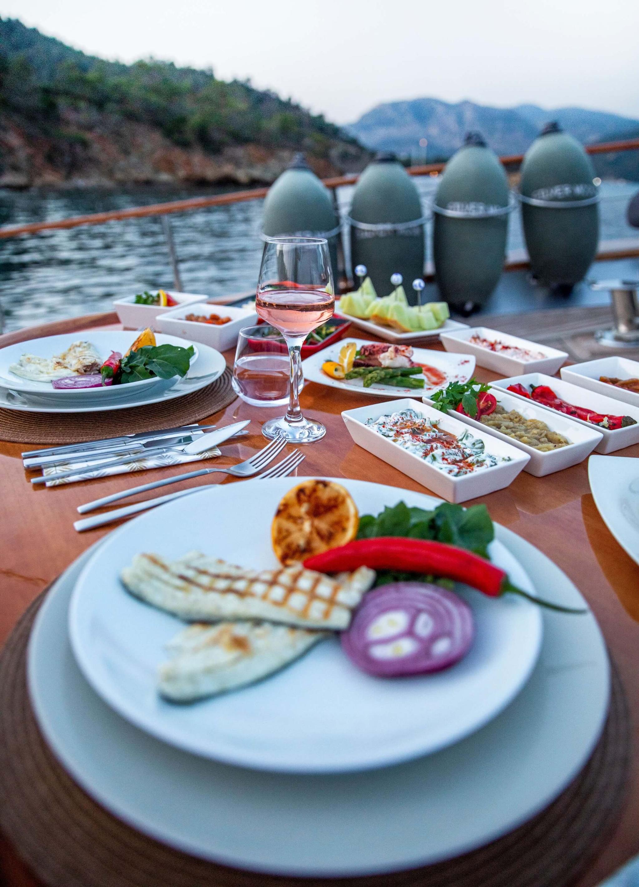 Silver Moon gulet amenities lifestyle dining in Türkiye
