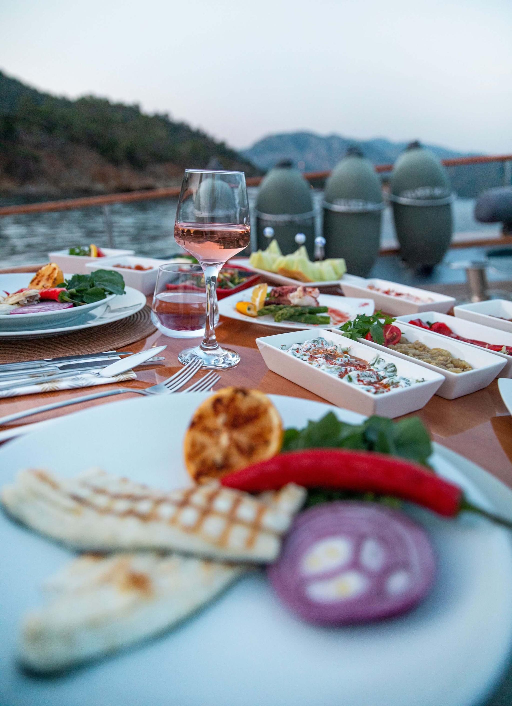 Silver Moon gulet amenities lifestyle dining in Türkiye