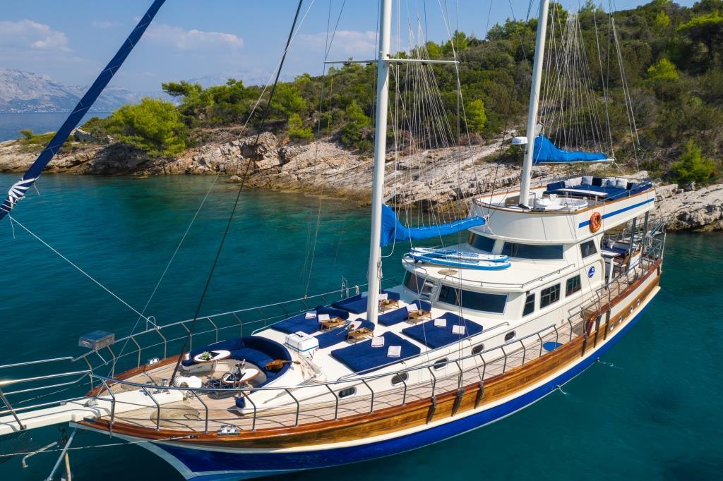 Saint Luca — life on board