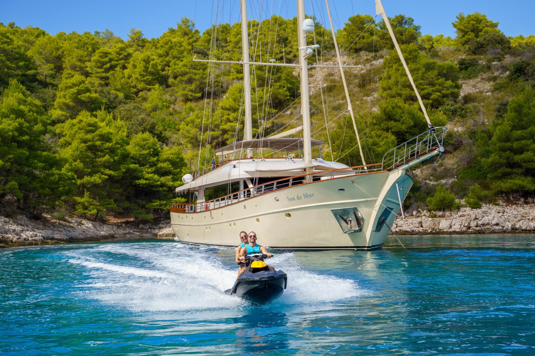 Son De Mar gulet amenities lifestyle dining in Croatia
