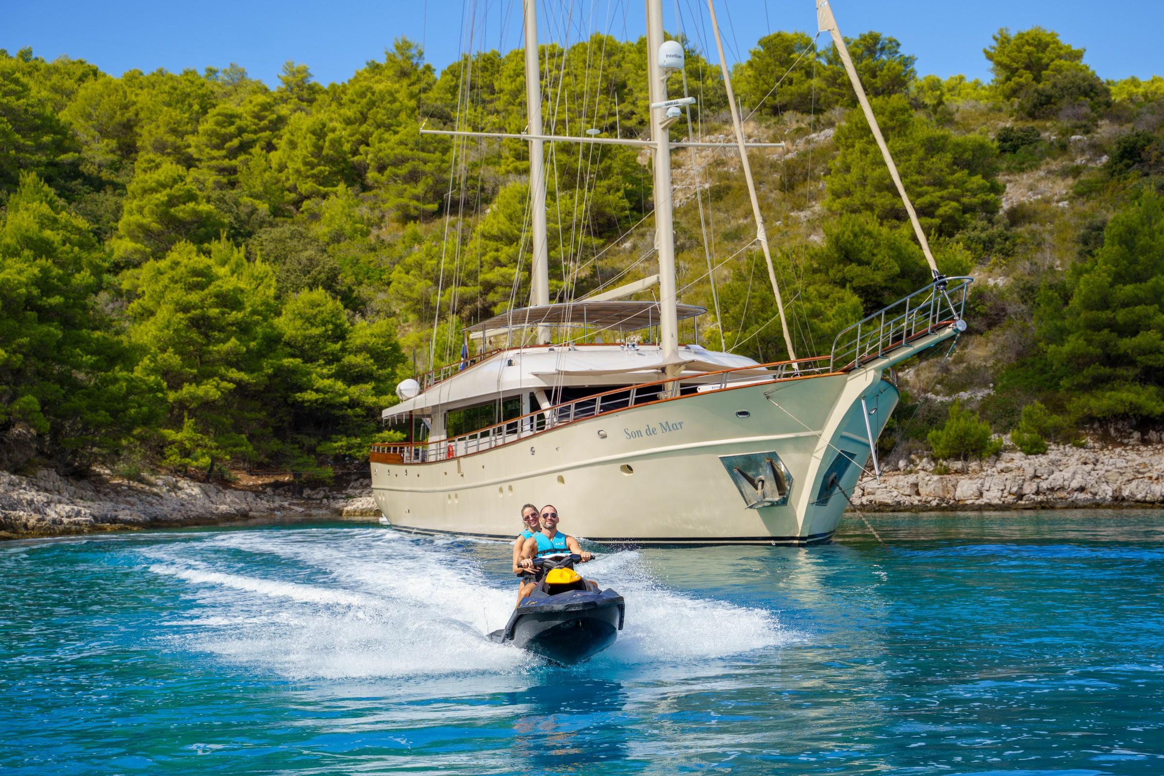 Son De Mar gulet amenities lifestyle dining in Croatia