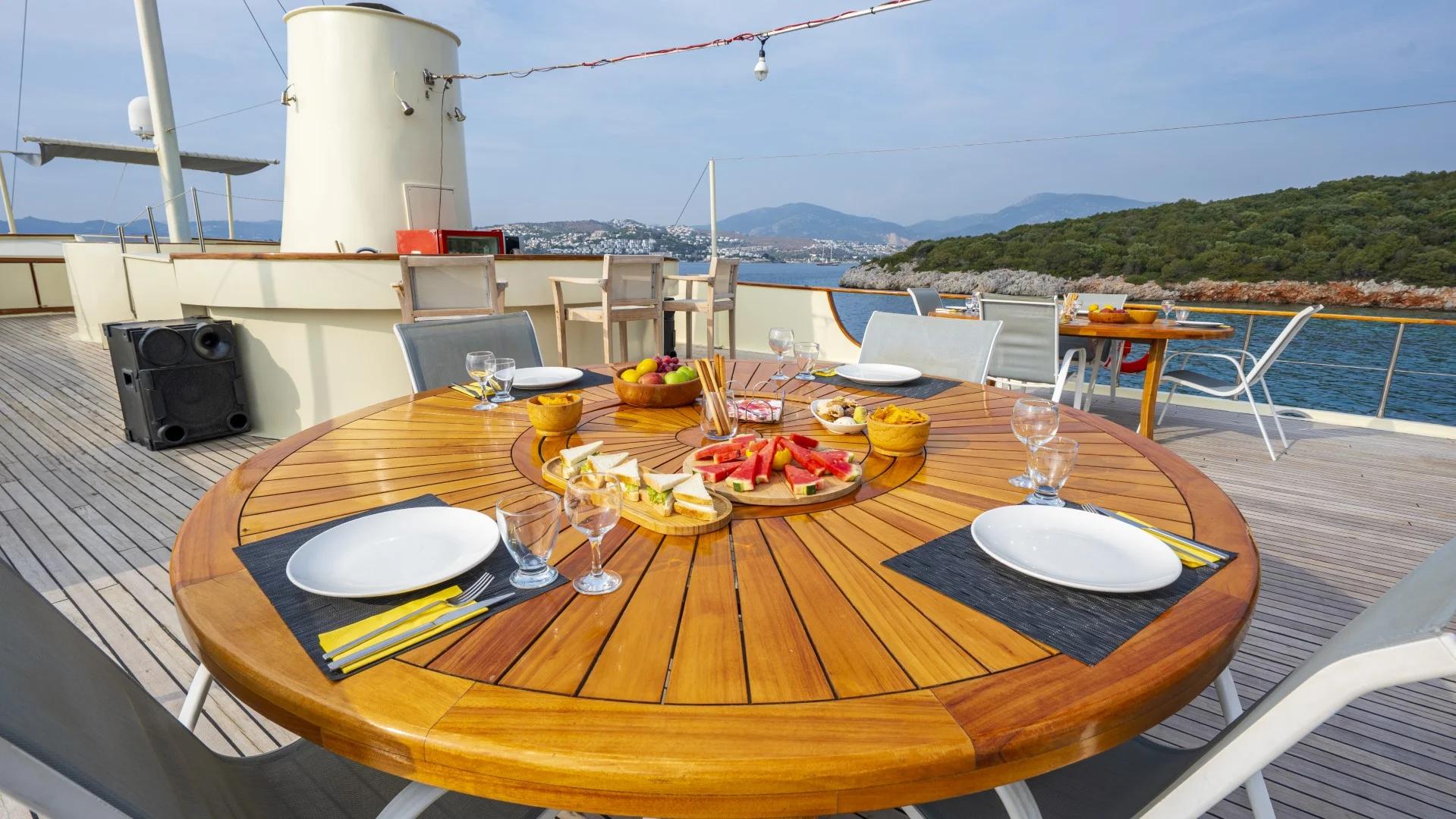 Elara 1 gulet amenities lifestyle dining in Türkiye