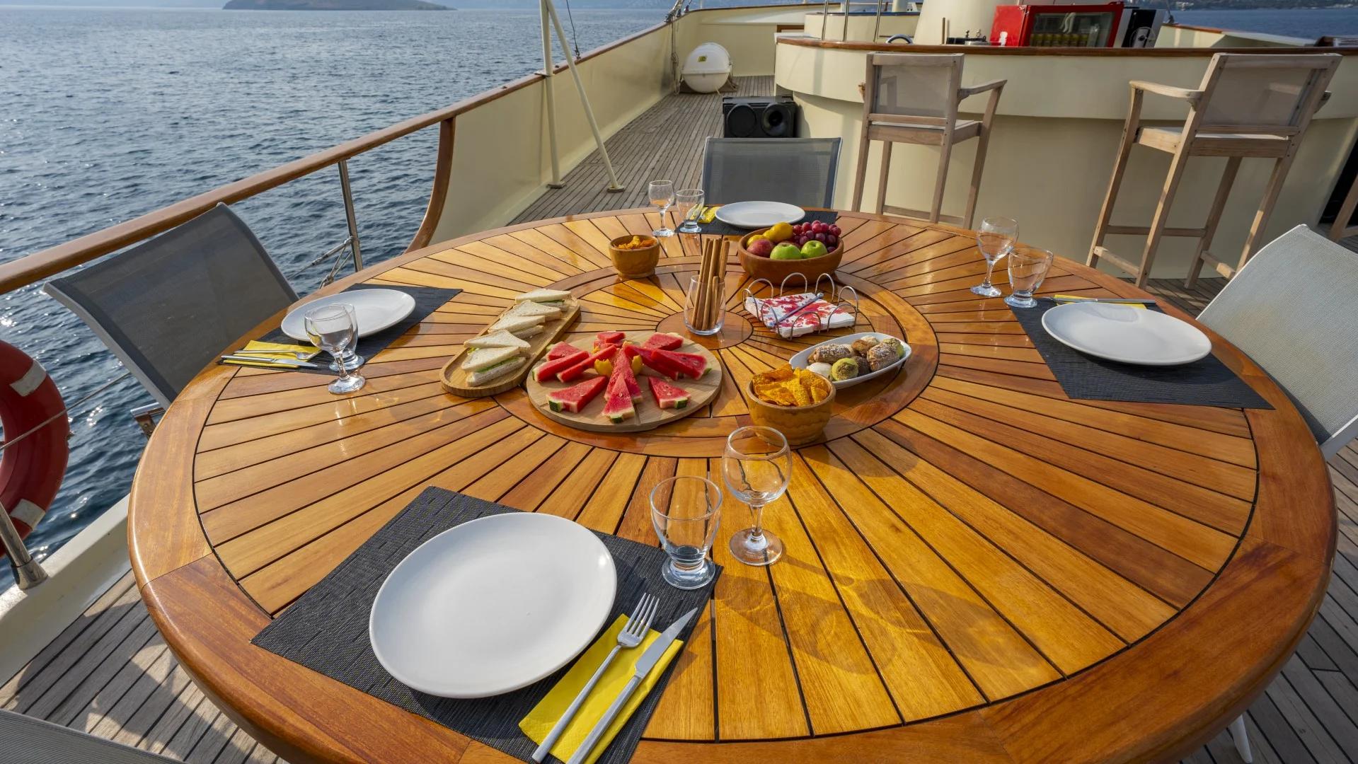 Elara 1 gulet amenities lifestyle dining in Türkiye