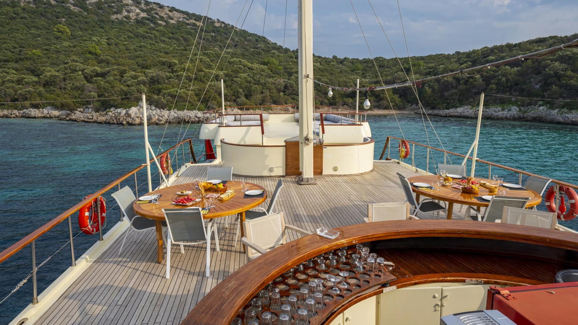 Elara 1 gulet amenities lifestyle dining in Türkiye