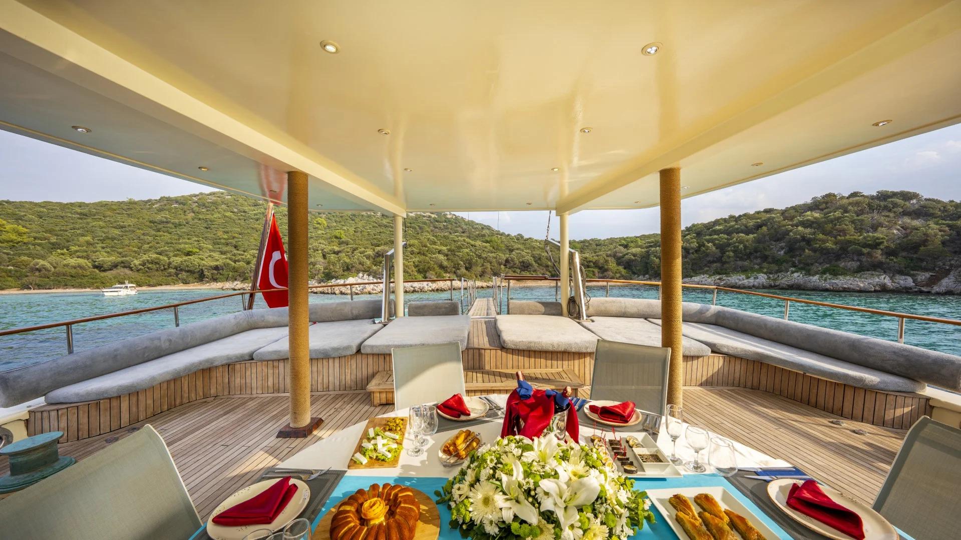 Elara 1 gulet amenities lifestyle dining in Türkiye