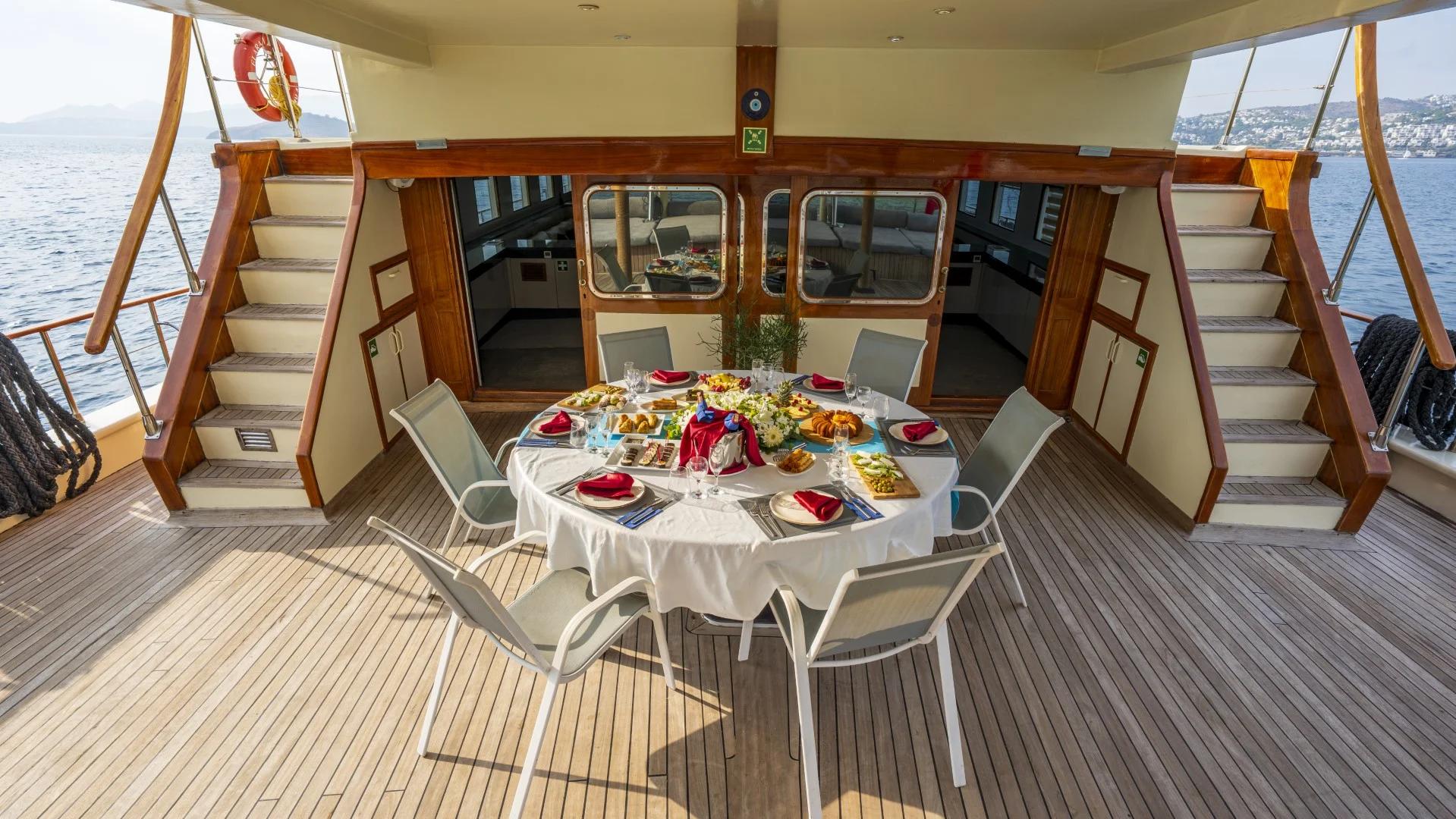Elara 1 gulet amenities lifestyle dining in Türkiye