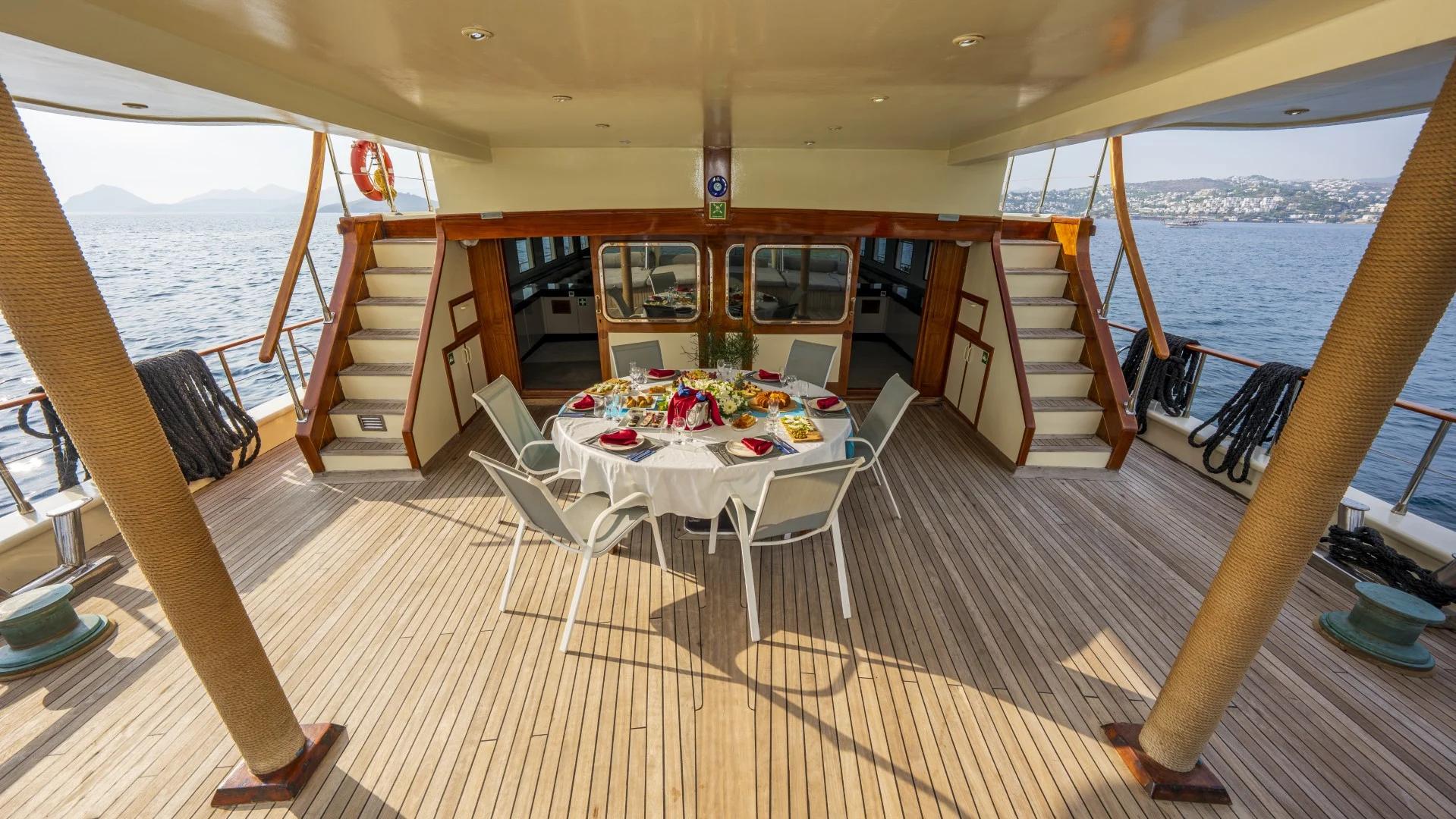 Elara 1 gulet amenities lifestyle dining in Türkiye