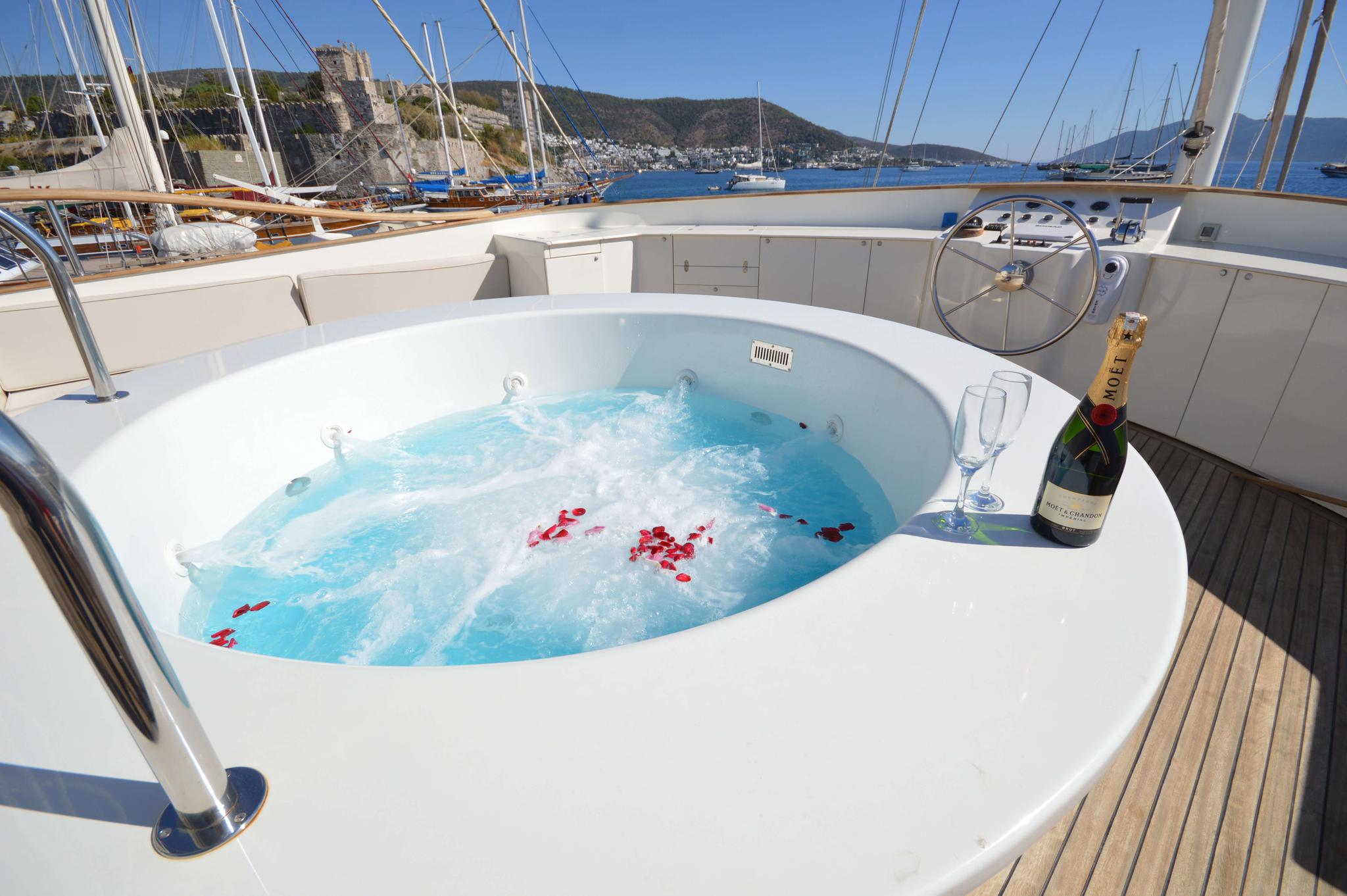 Gül Sultan gulet amenities lifestyle dining in Türkiye