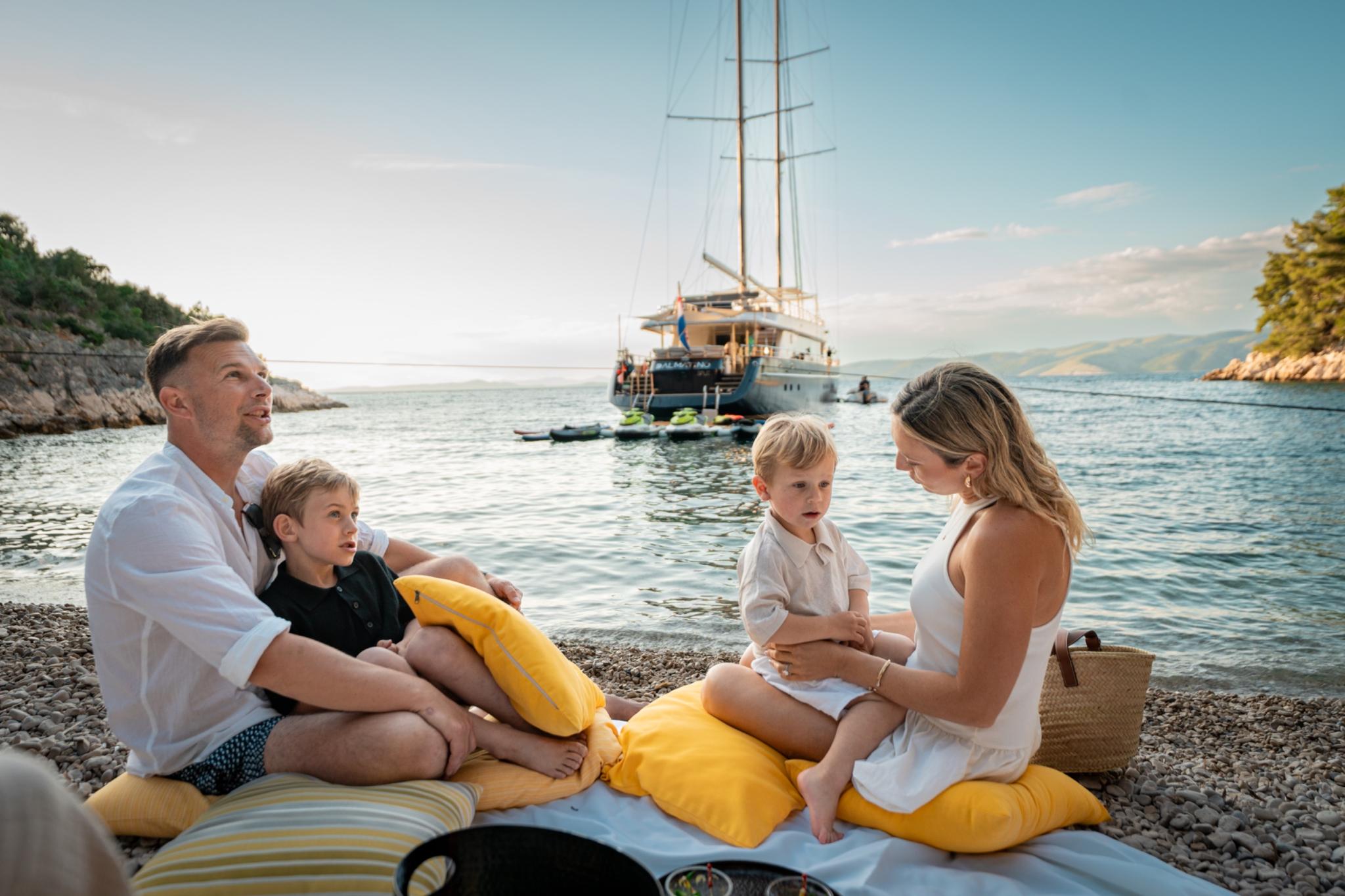 Dalmatino gulet amenities lifestyle dining in Croatia