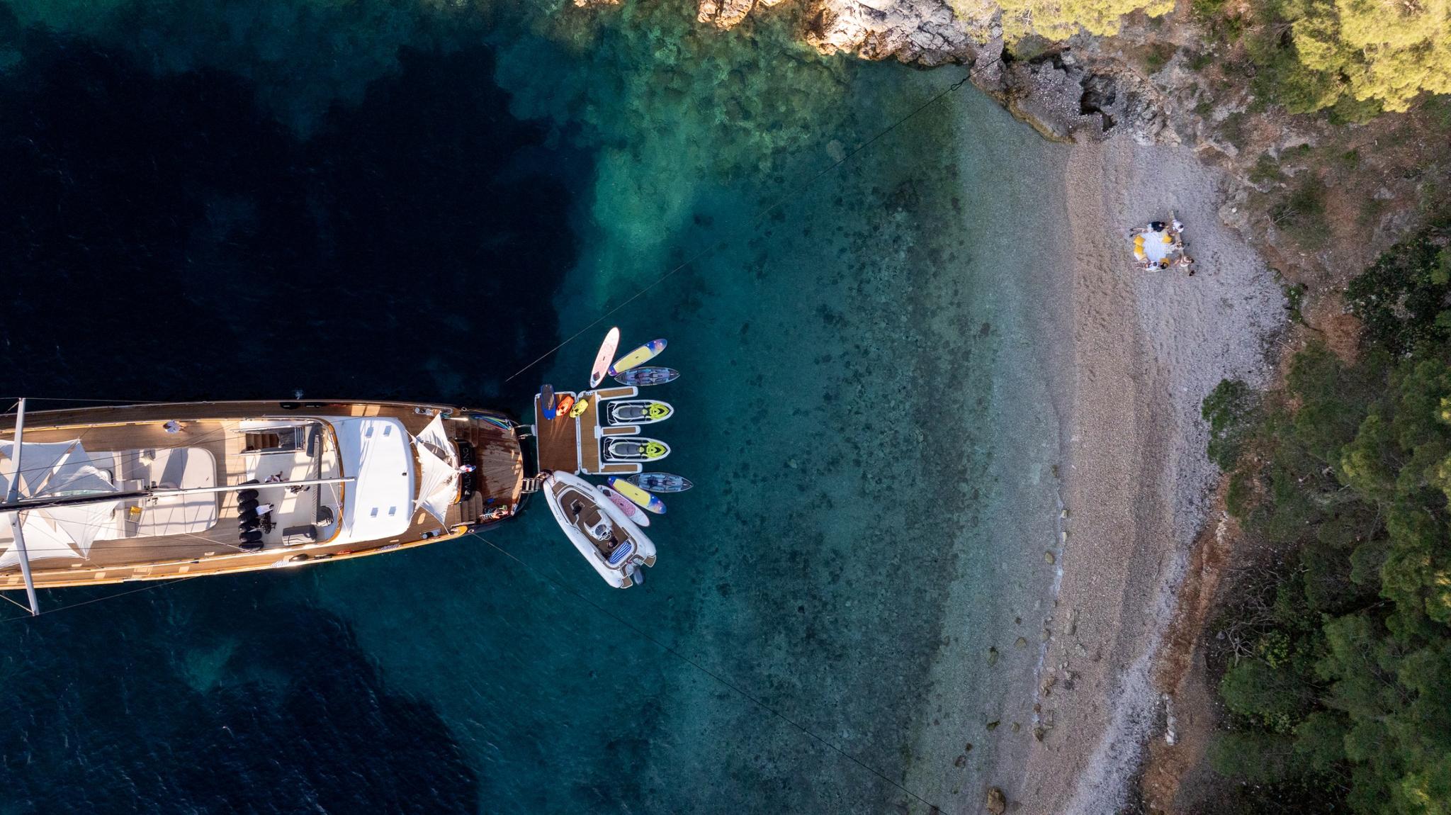 Dalmatino gulet amenities lifestyle dining in Croatia