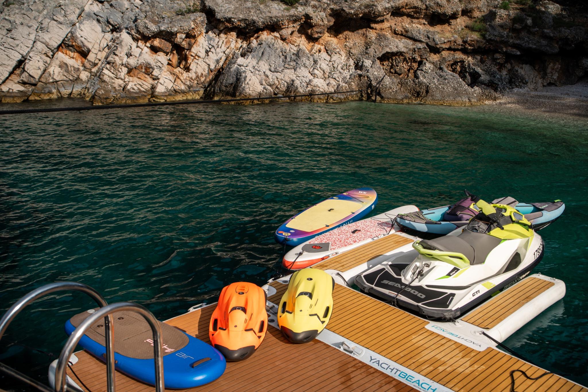 Dalmatino gulet amenities lifestyle dining in Croatia